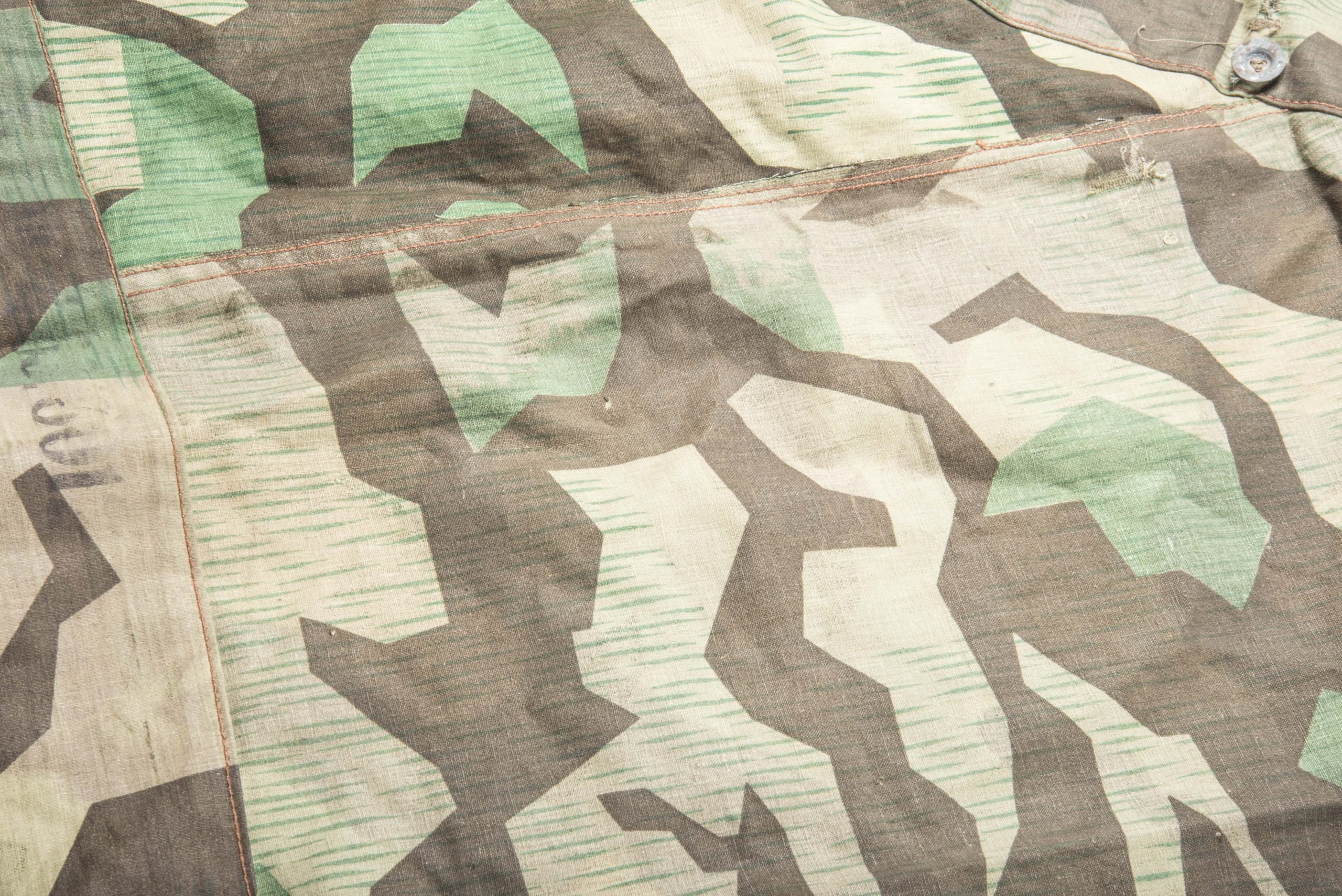Late war 4-panel M31 Zeltbahn in Reduced Splittertarn camouflage with carbon overprint — image 11