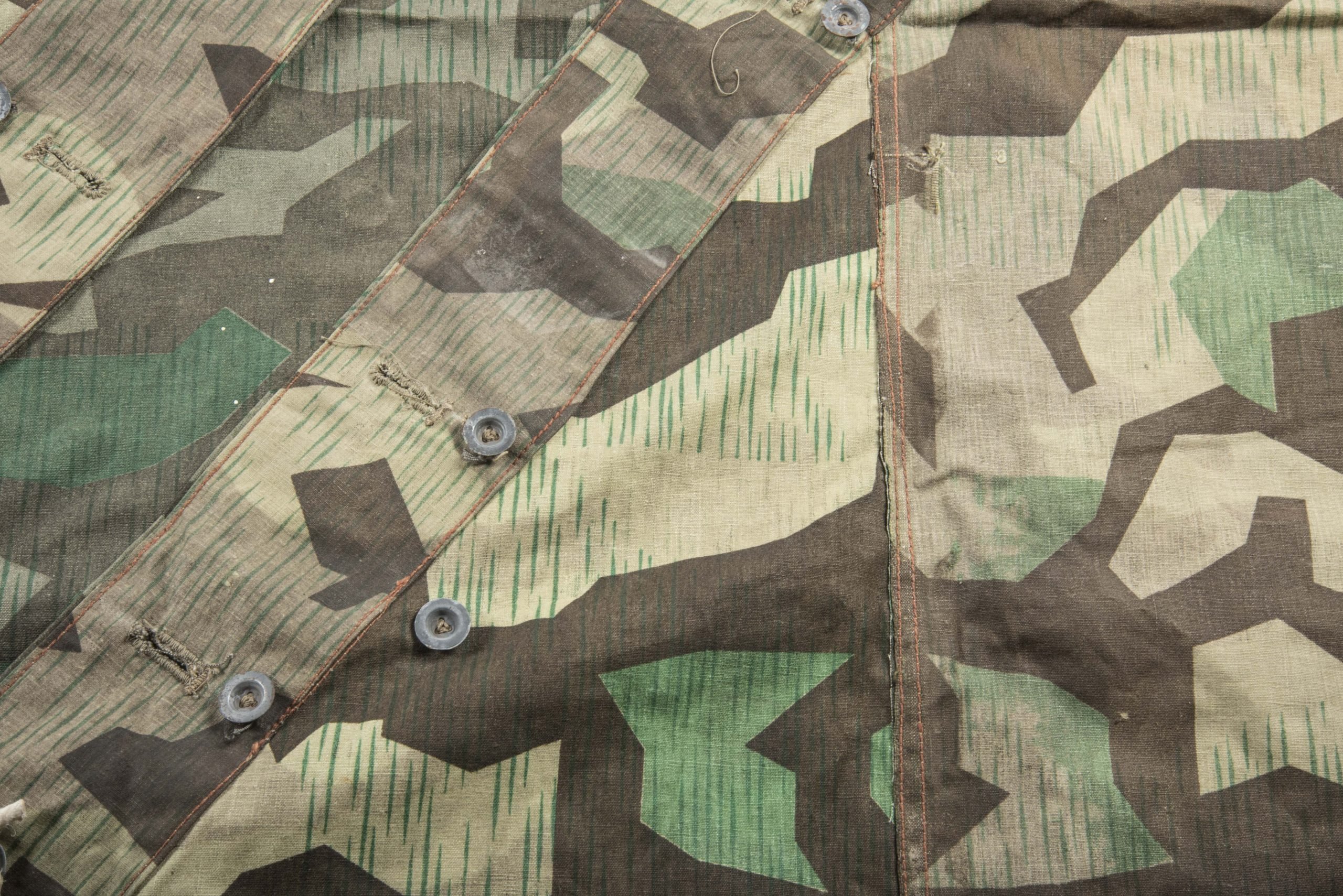 Late war 4-panel M31 Zeltbahn in Reduced Splittertarn camouflage with carbon overprint — image 2