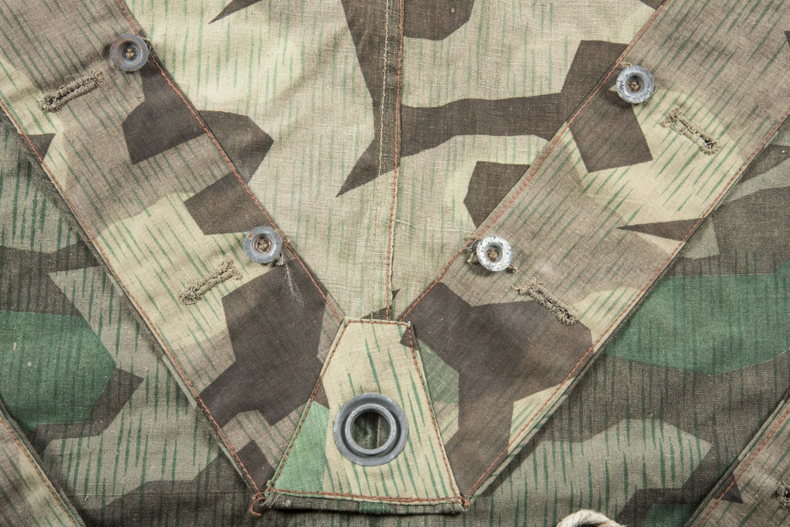 Late war 4-panel M31 Zeltbahn in Reduced Splittertarn camouflage with carbon overprint — image 4