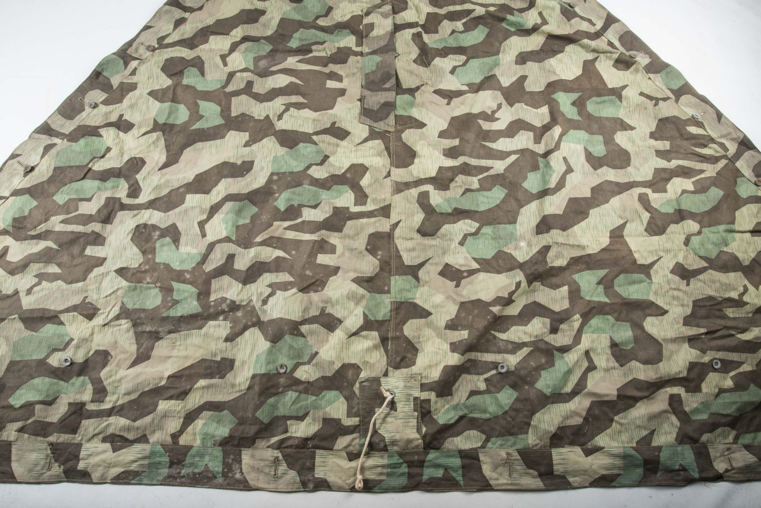Late war 4-panel M31 Zeltbahn in Splittertarn camouflage with carbon overprint — image 3
