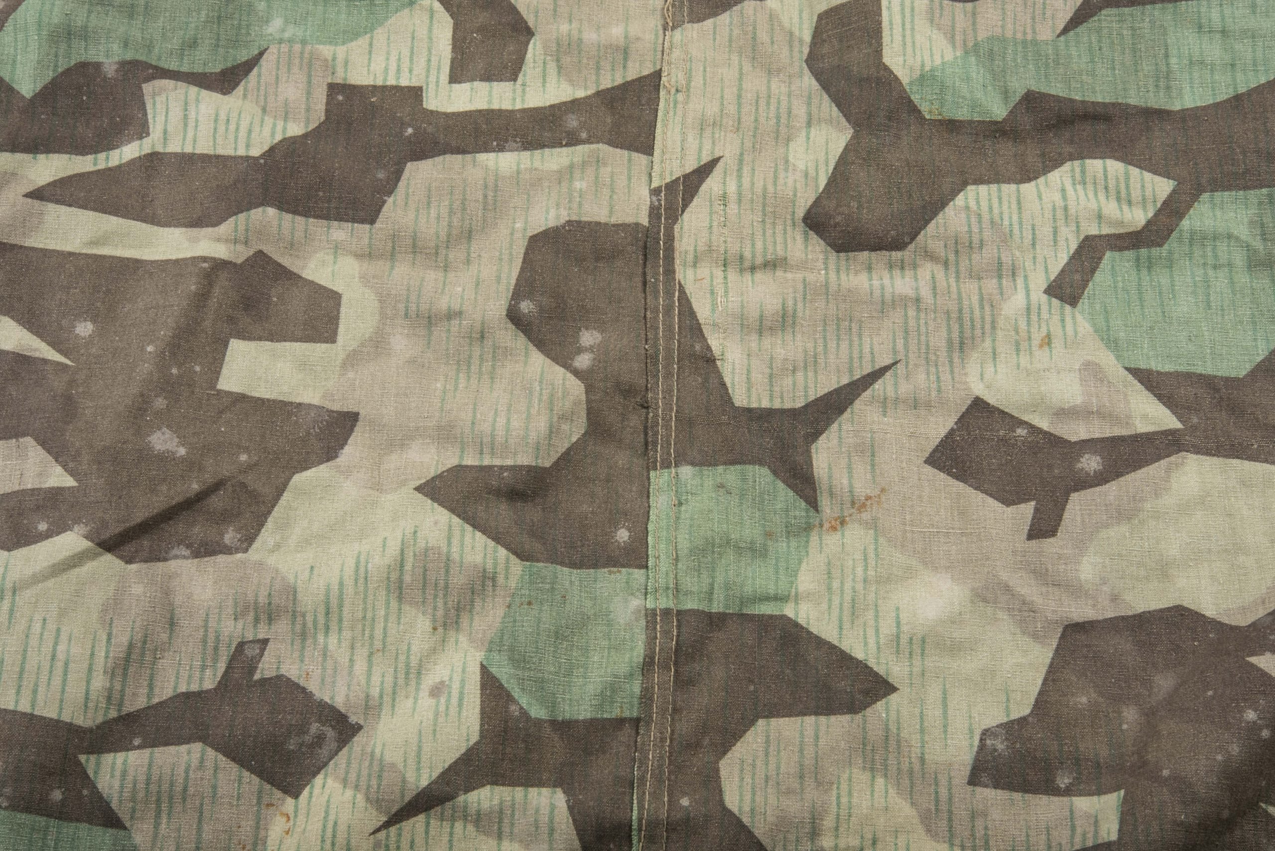 Late war 4-panel M31 Zeltbahn in Splittertarn camouflage with carbon overprint — image 4