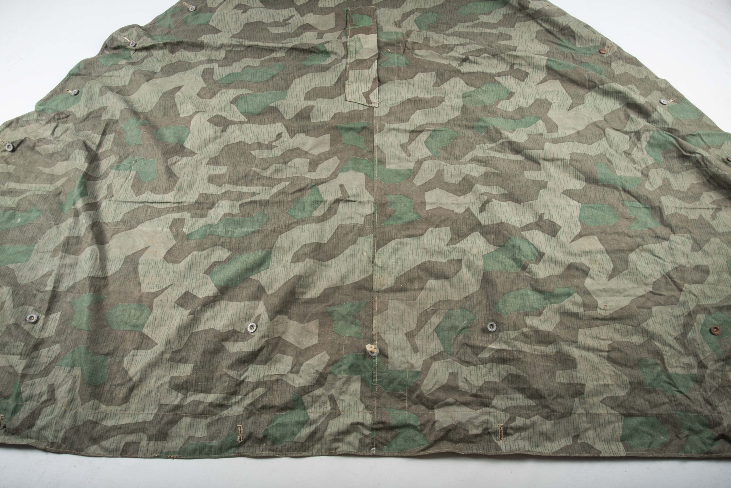 Late war 4-panel M31 Zeltbahn in Splittertarn camouflage with carbon overprint — image 9