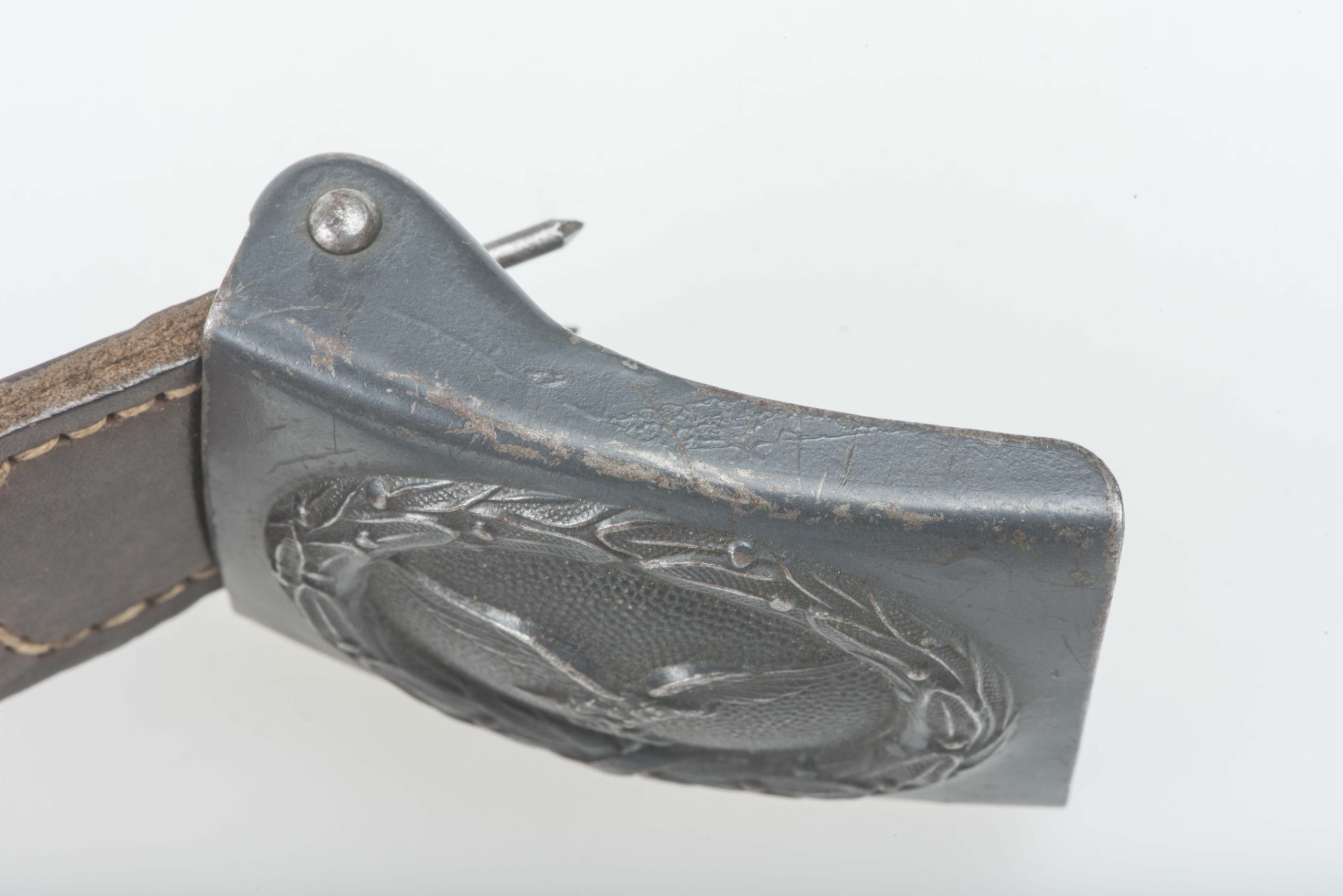 Tabbed steel Luftwaffe belt buckle marked R. Sieper & Söhne Lüdenscheid 1942 — image 4