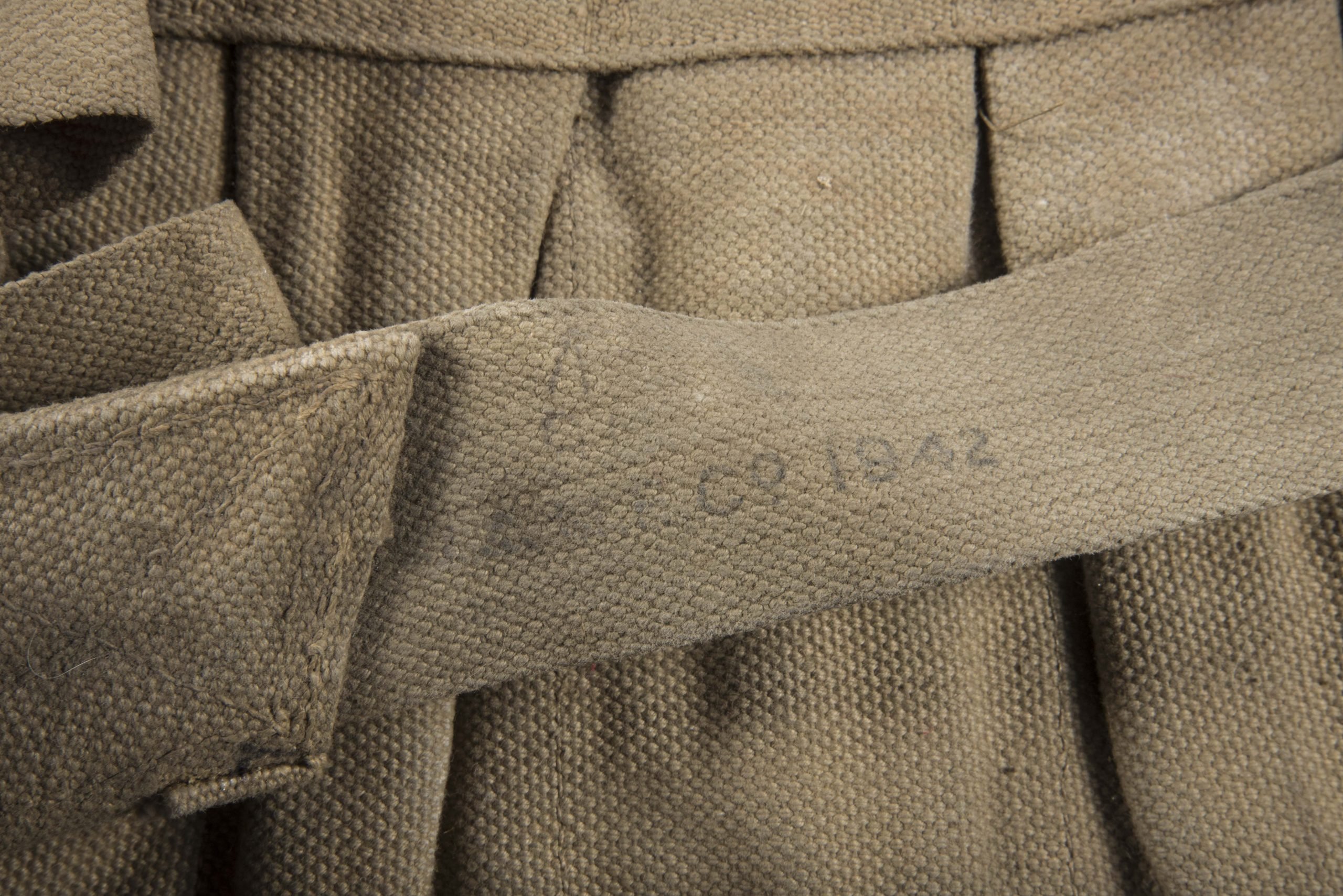 Woodwork find British paratrooper Stengun magazine bandoleer dated 1942 — image 4