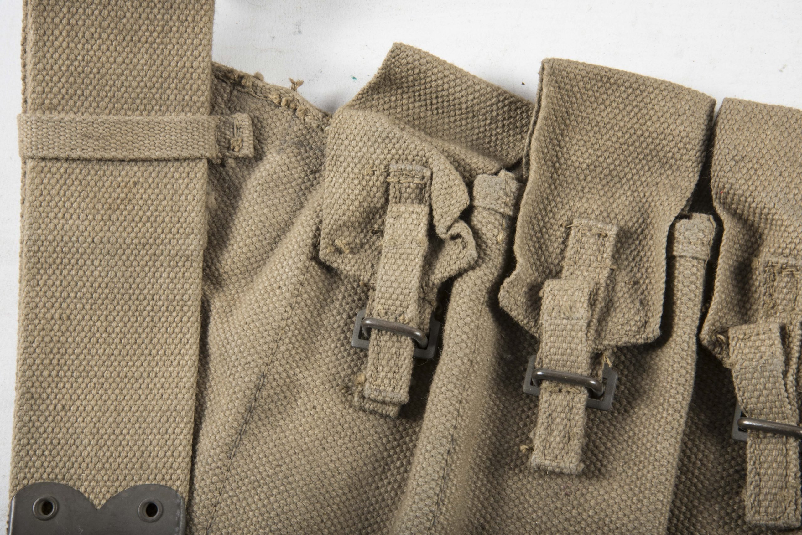 Woodwork find British paratrooper Stengun magazine bandoleer dated 1942 — image 3