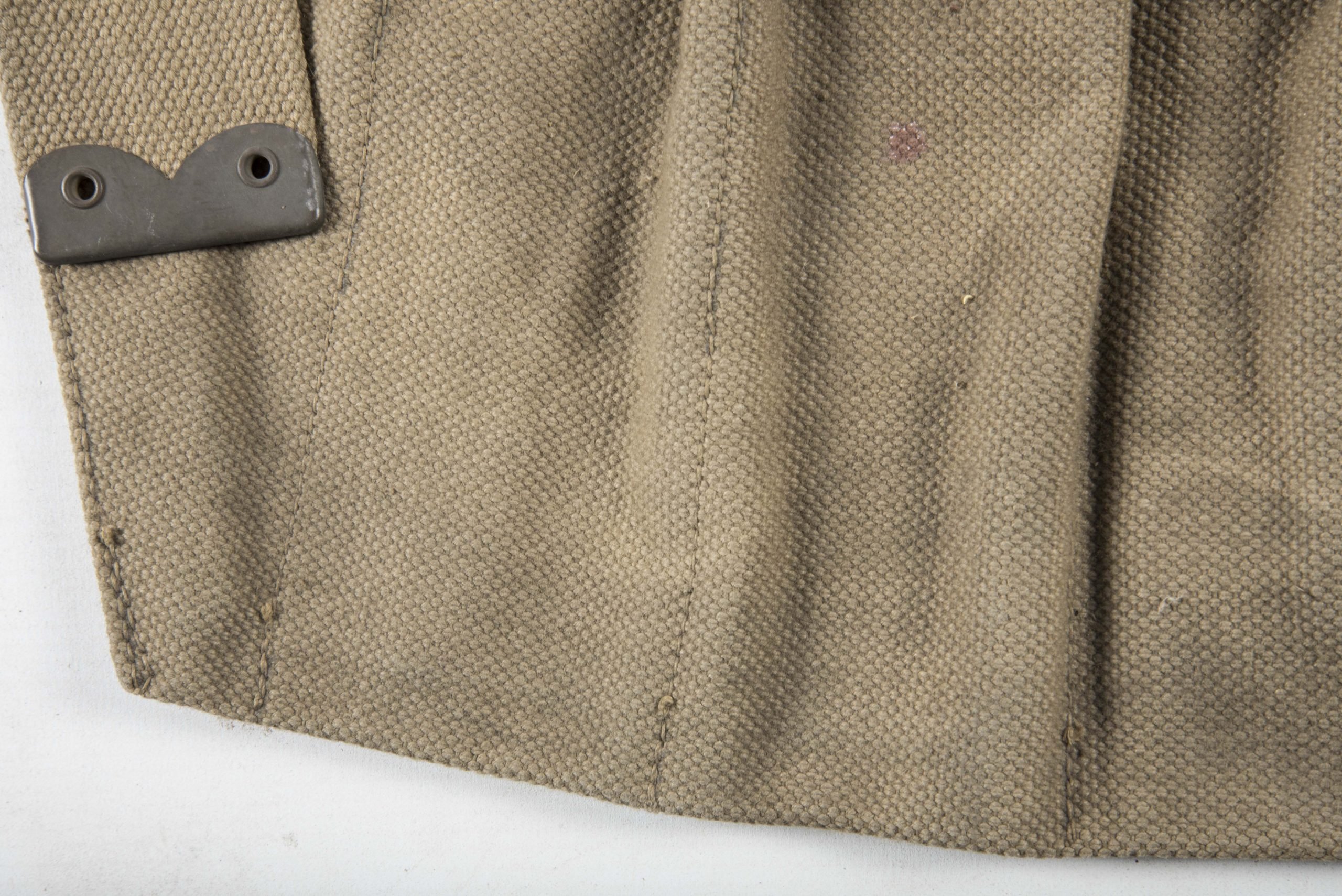 Woodwork find British paratrooper Stengun magazine bandoleer dated 1942 — image 4