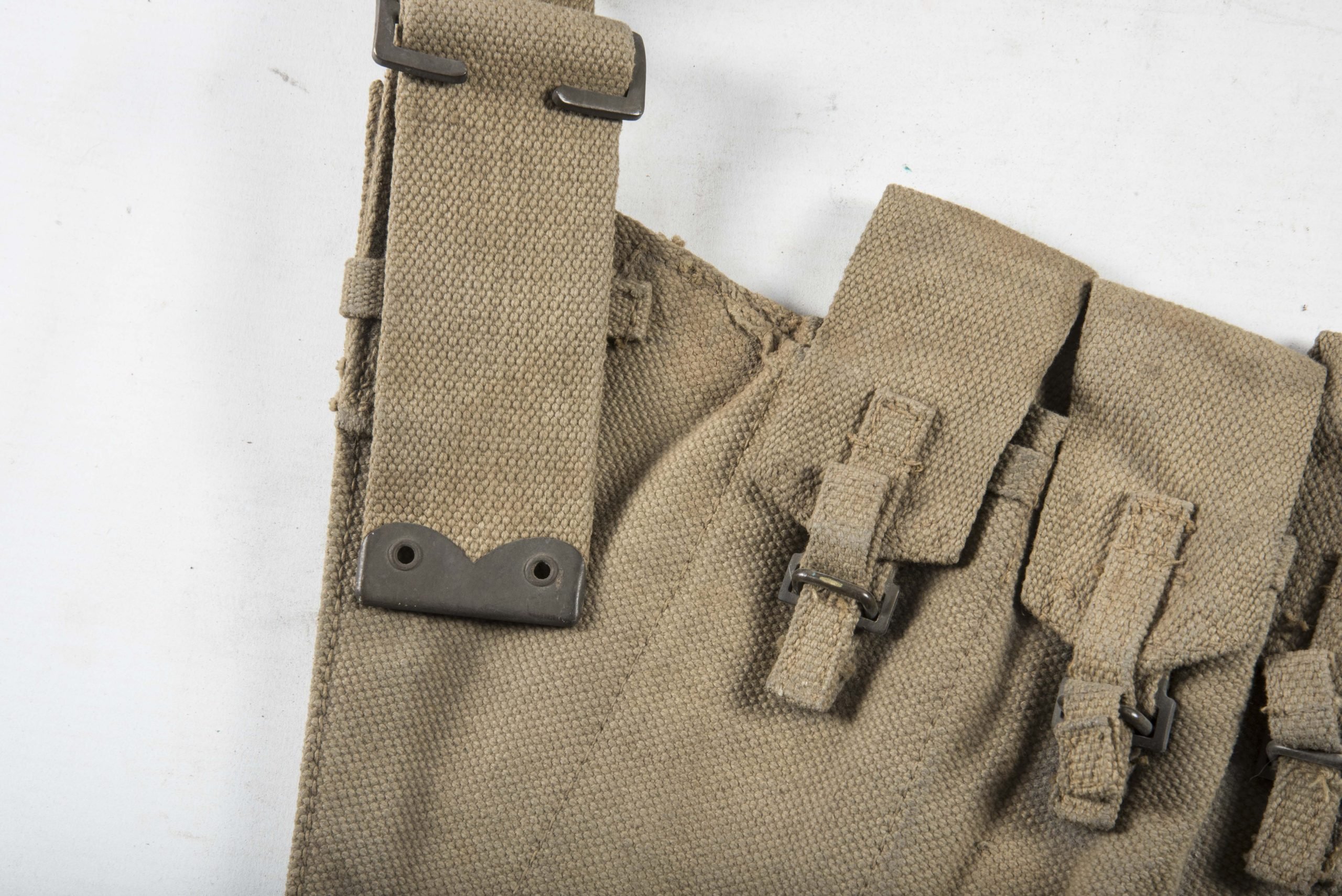 Woodwork find British paratrooper Stengun magazine bandoleer dated 1942 — image 3