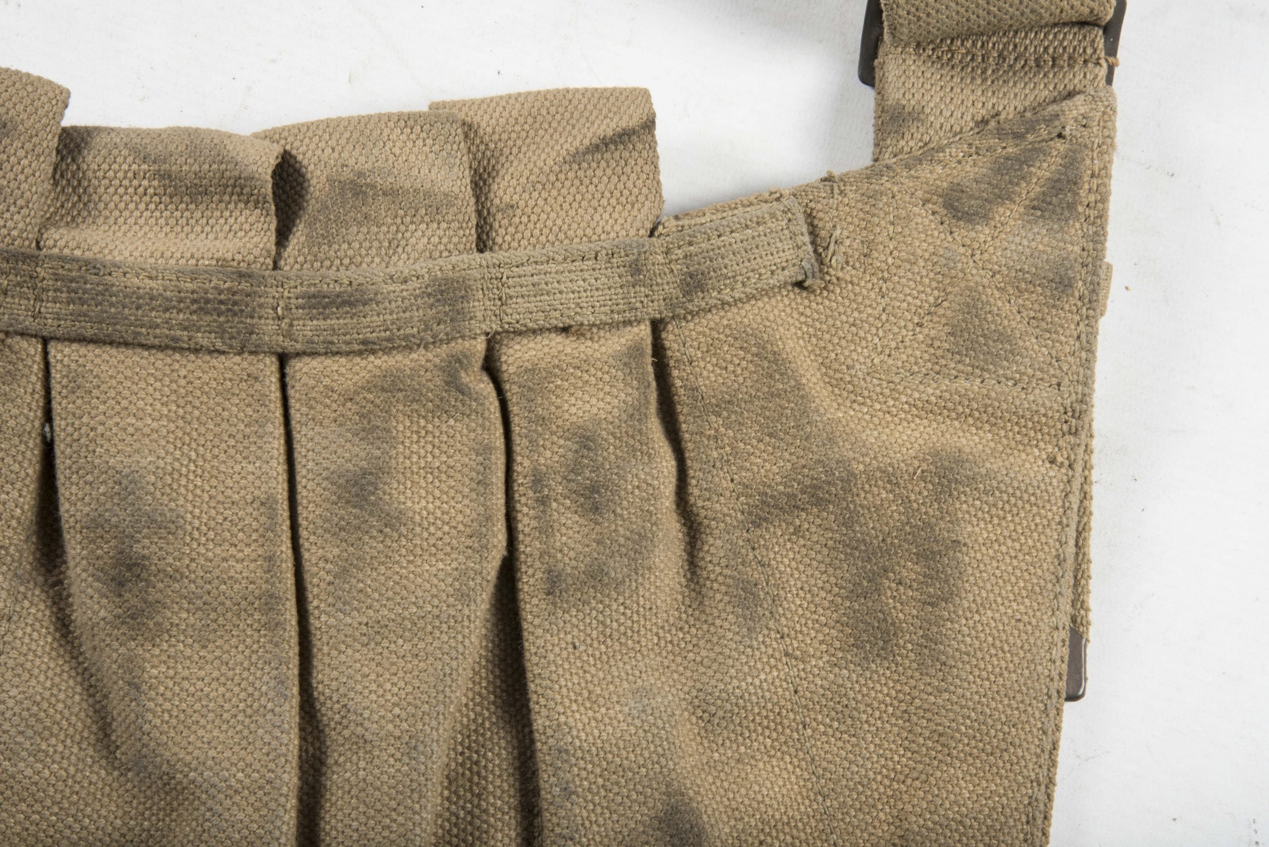 Woodwork find British paratrooper Stengun magazine bandoleer dated 1942 — image 4