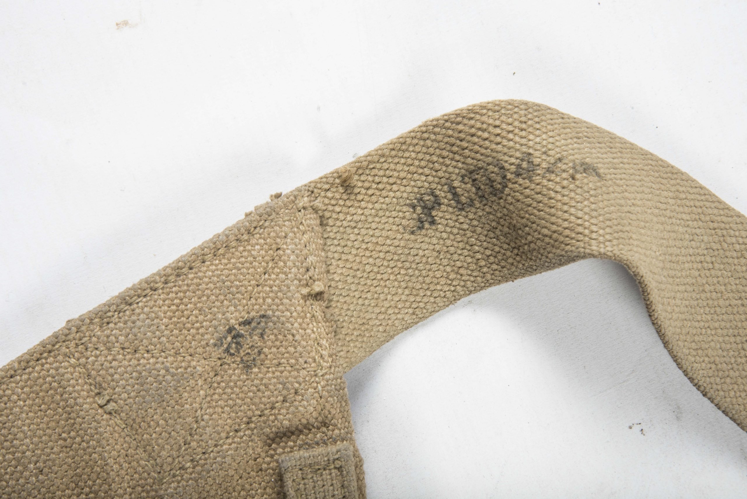 Woodwork find British paratrooper Stengun magazine bandoleer dated 1942 — image 5