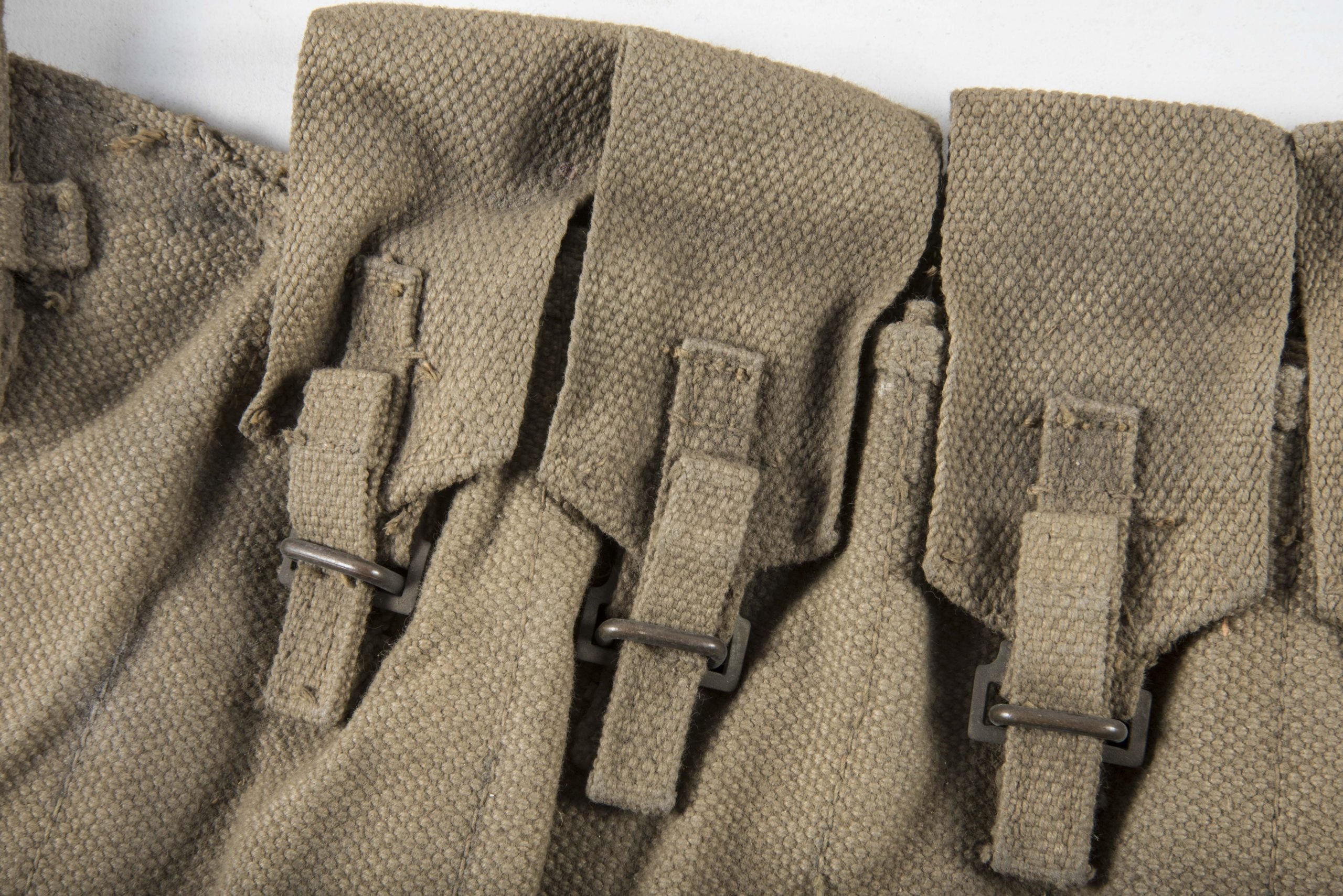 Woodwork find British paratrooper Stengun magazine bandoleer dated 1942 — image 2