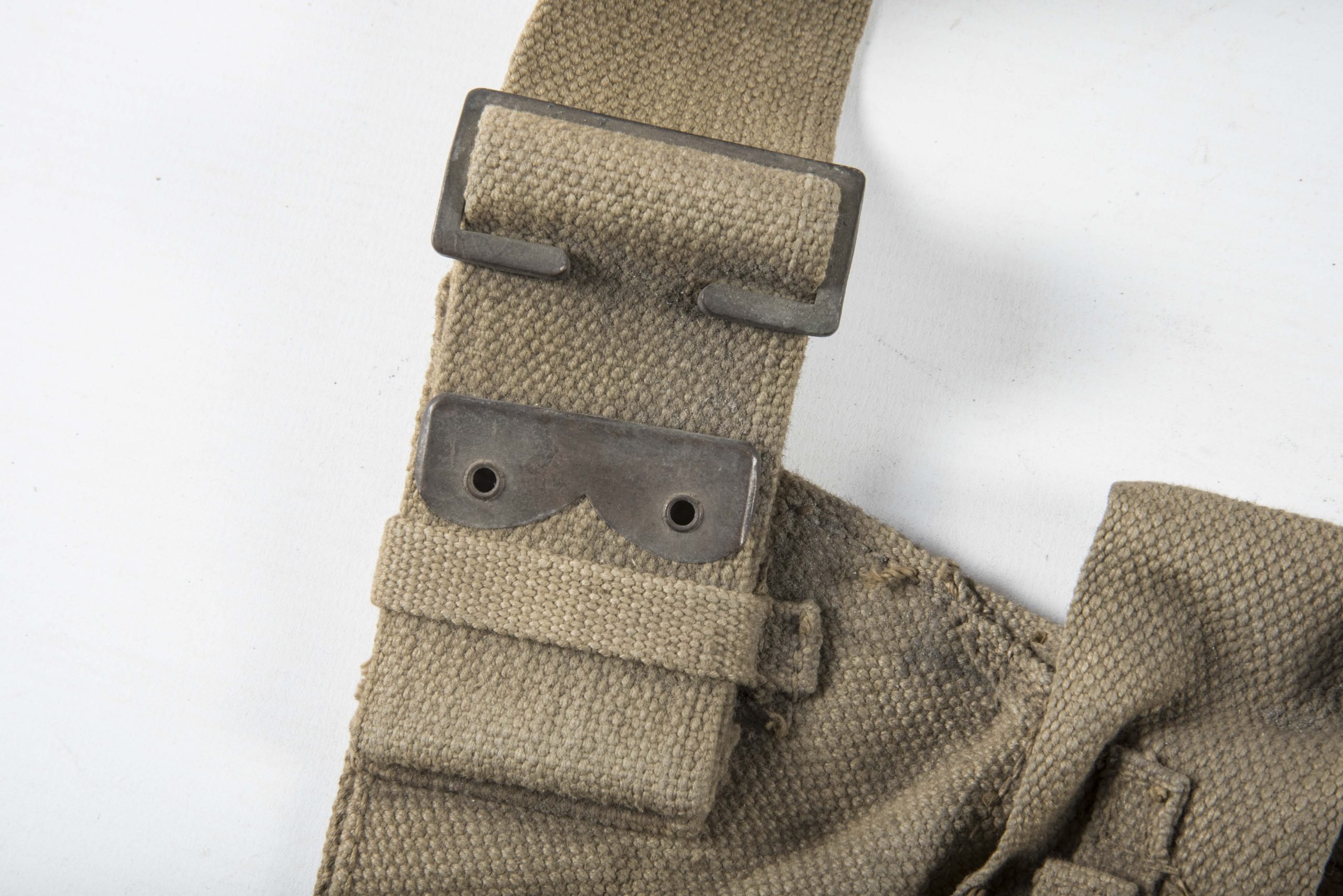 Woodwork find British paratrooper Stengun magazine bandoleer dated 1942 — image 5