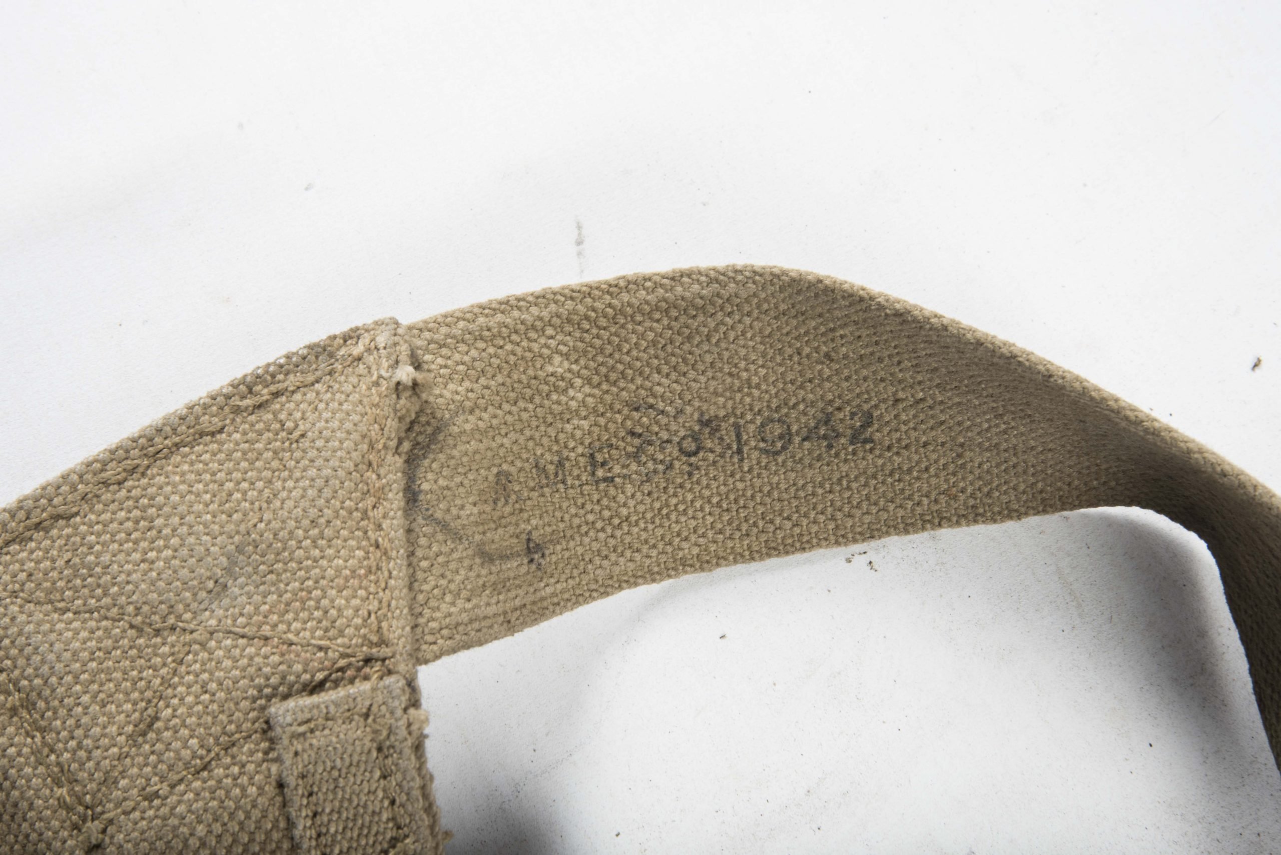 Woodwork find British paratrooper Stengun magazine bandoleer dated 1942 — image 7