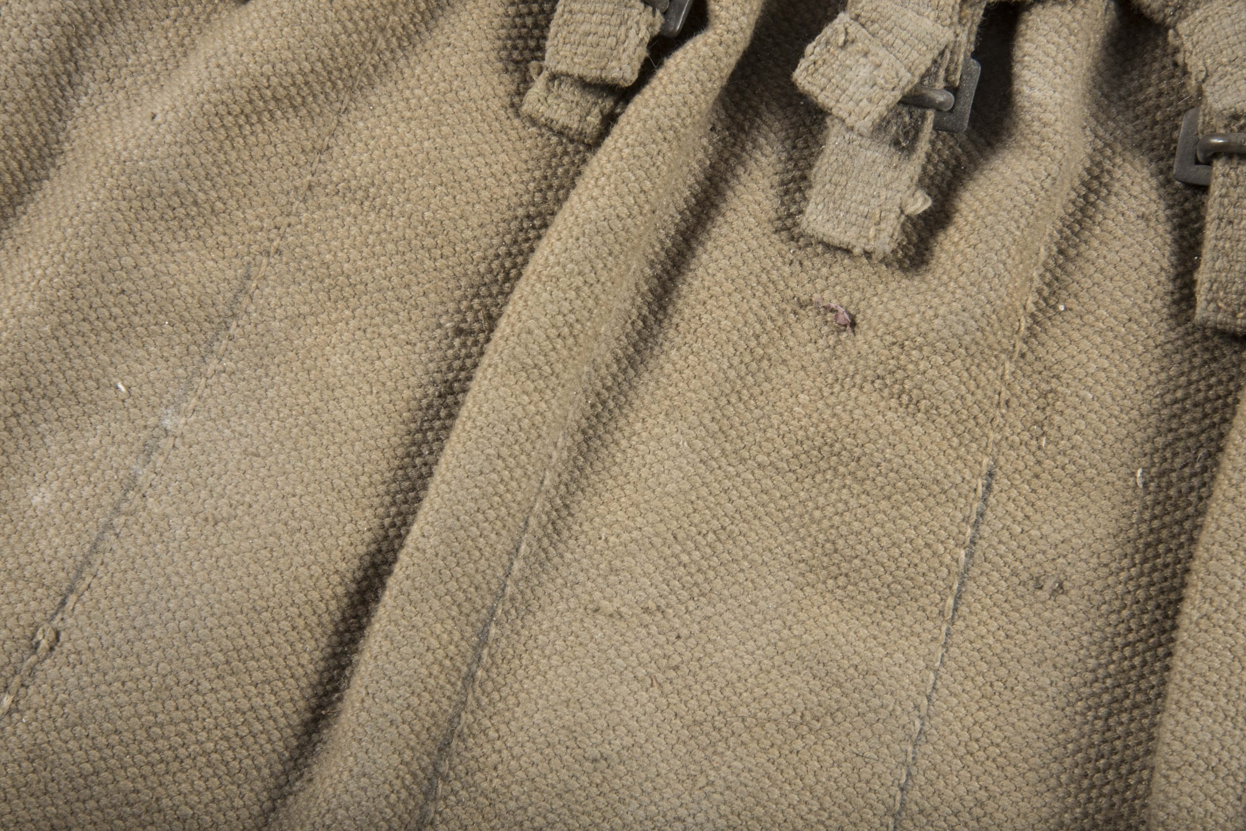 Woodwork find British paratrooper Stengun magazine bandoleer dated 1942 — image 4