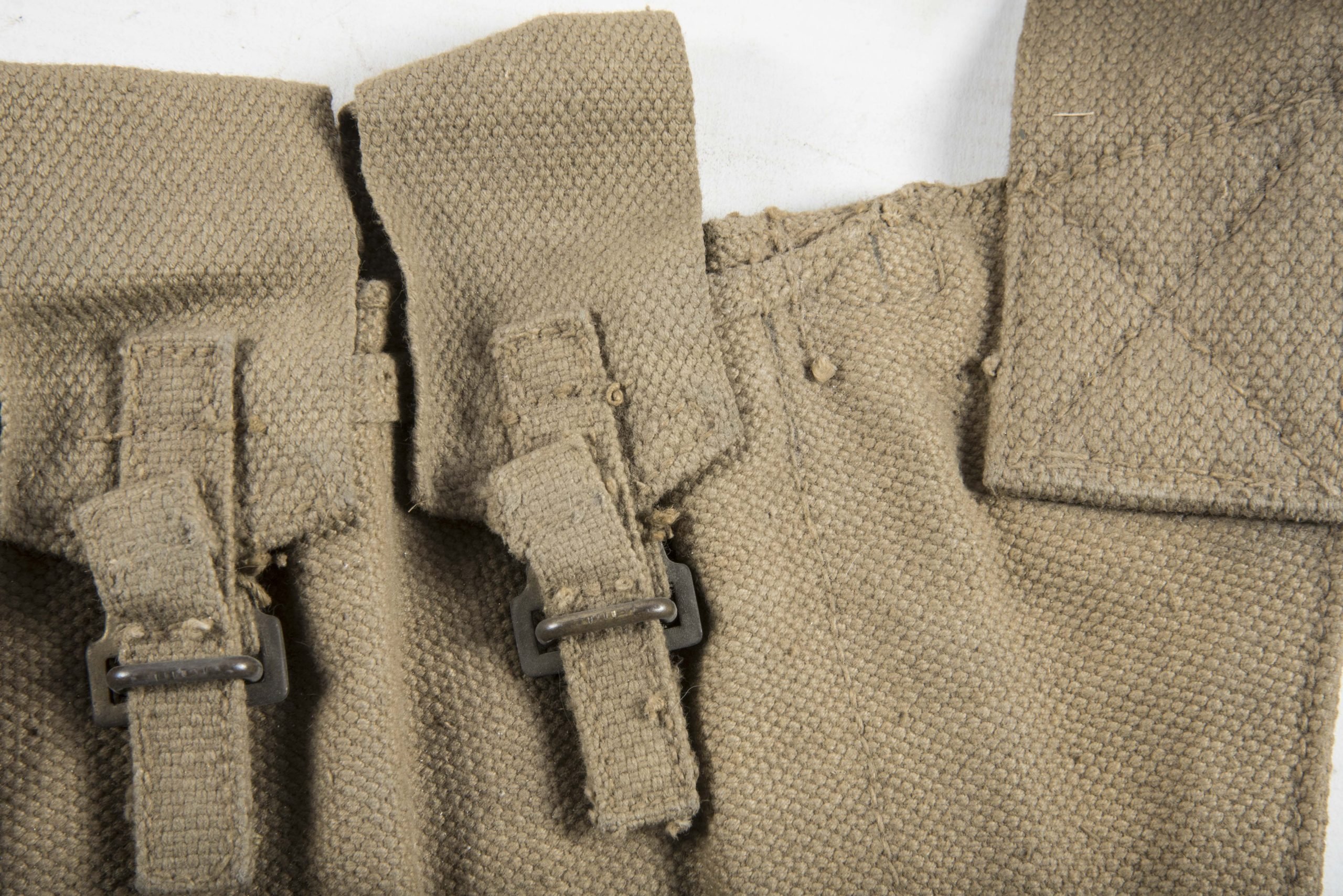 Woodwork find British paratrooper Stengun magazine bandoleer dated 1942 — image 5