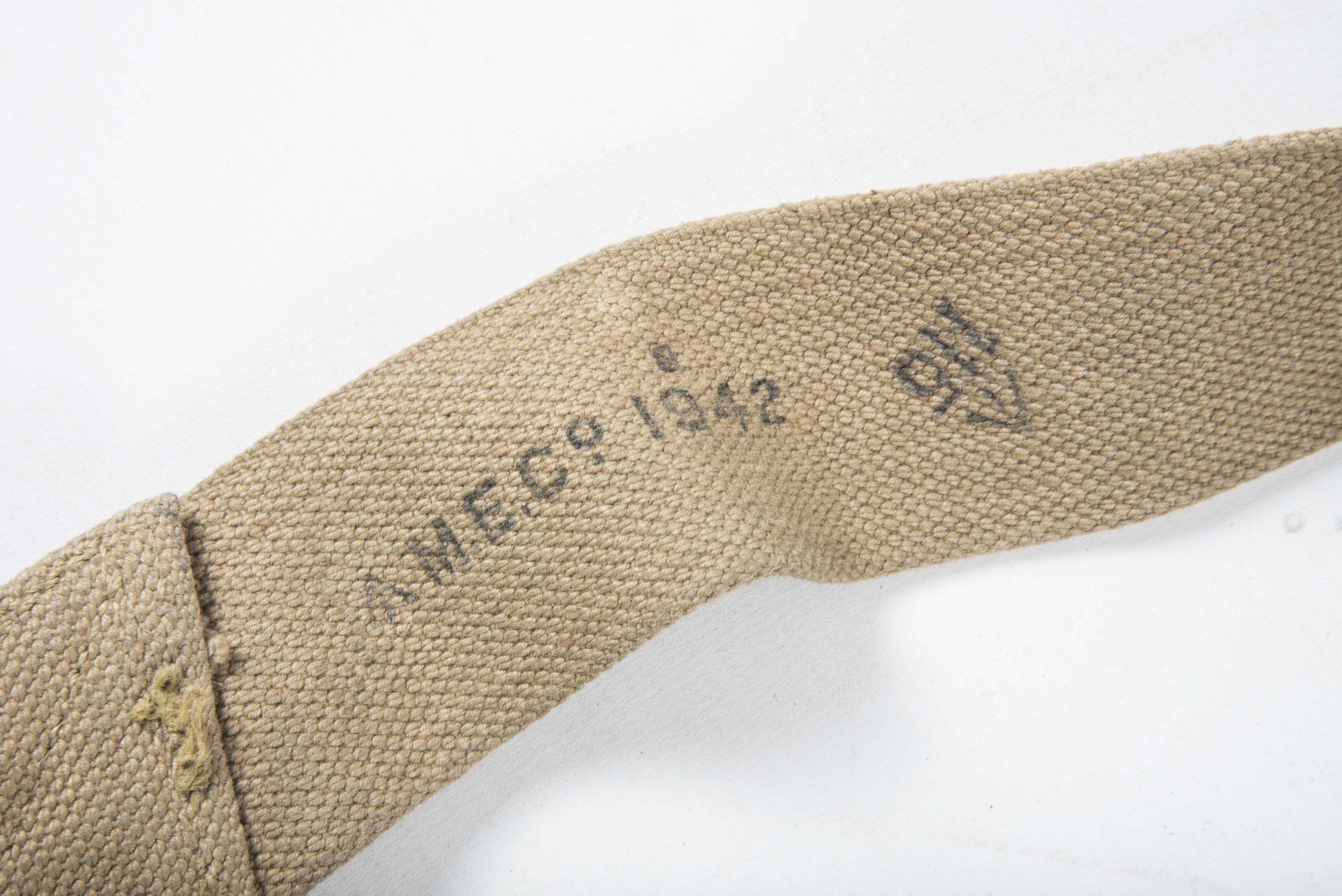 Woodwork find British paratrooper Stengun magazine bandoleer dated 1942 — image 5