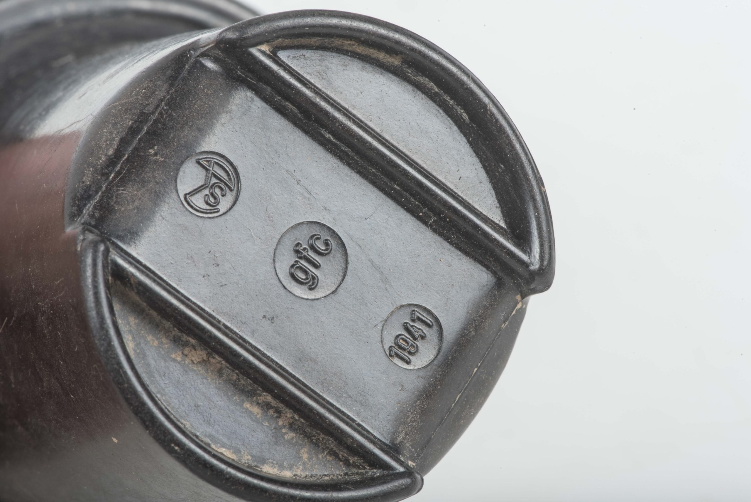 Brown bakelite canteen cup marked gfc 1941 /S — image 5