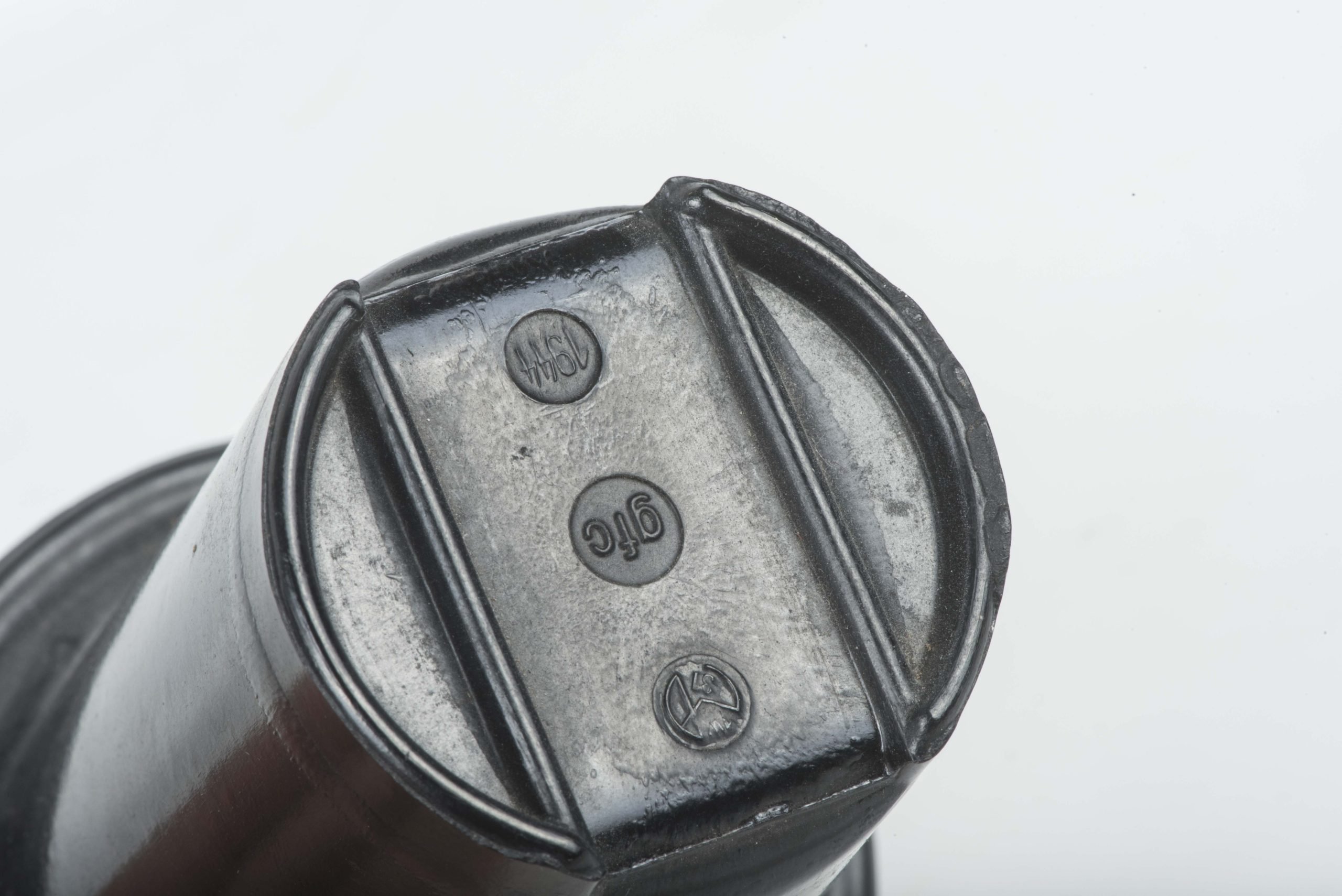 Black bakelite canteen cup marked gfc 1944 1W/31 — image 3