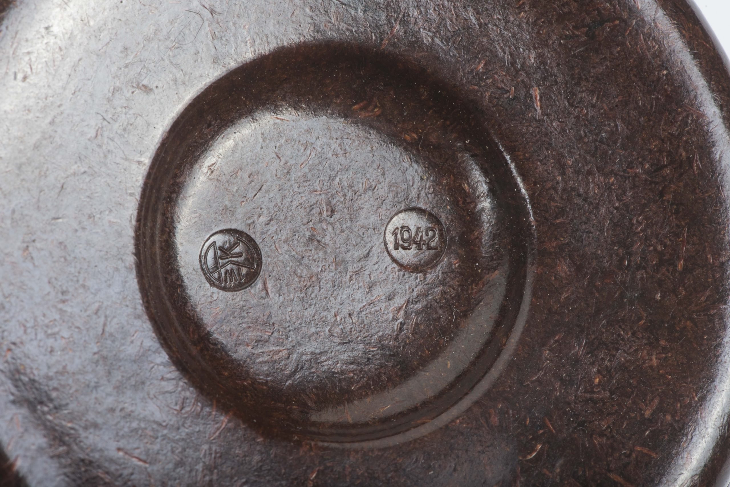 Brown/black dual tone bakelite salt container marked 1W/K 1942 — image 4