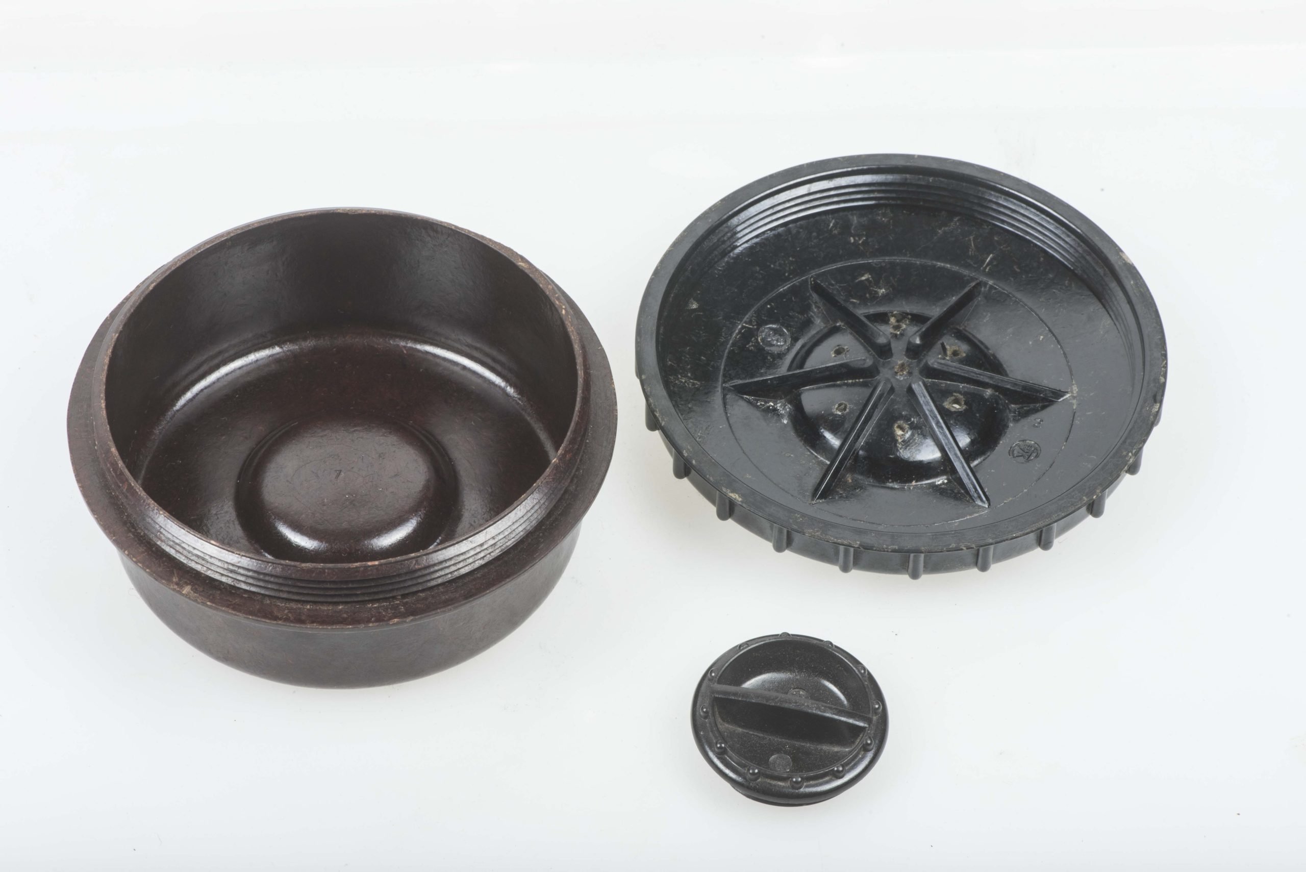 Brown/black dual tone bakelite salt container marked 1W/K 1942 — image 5