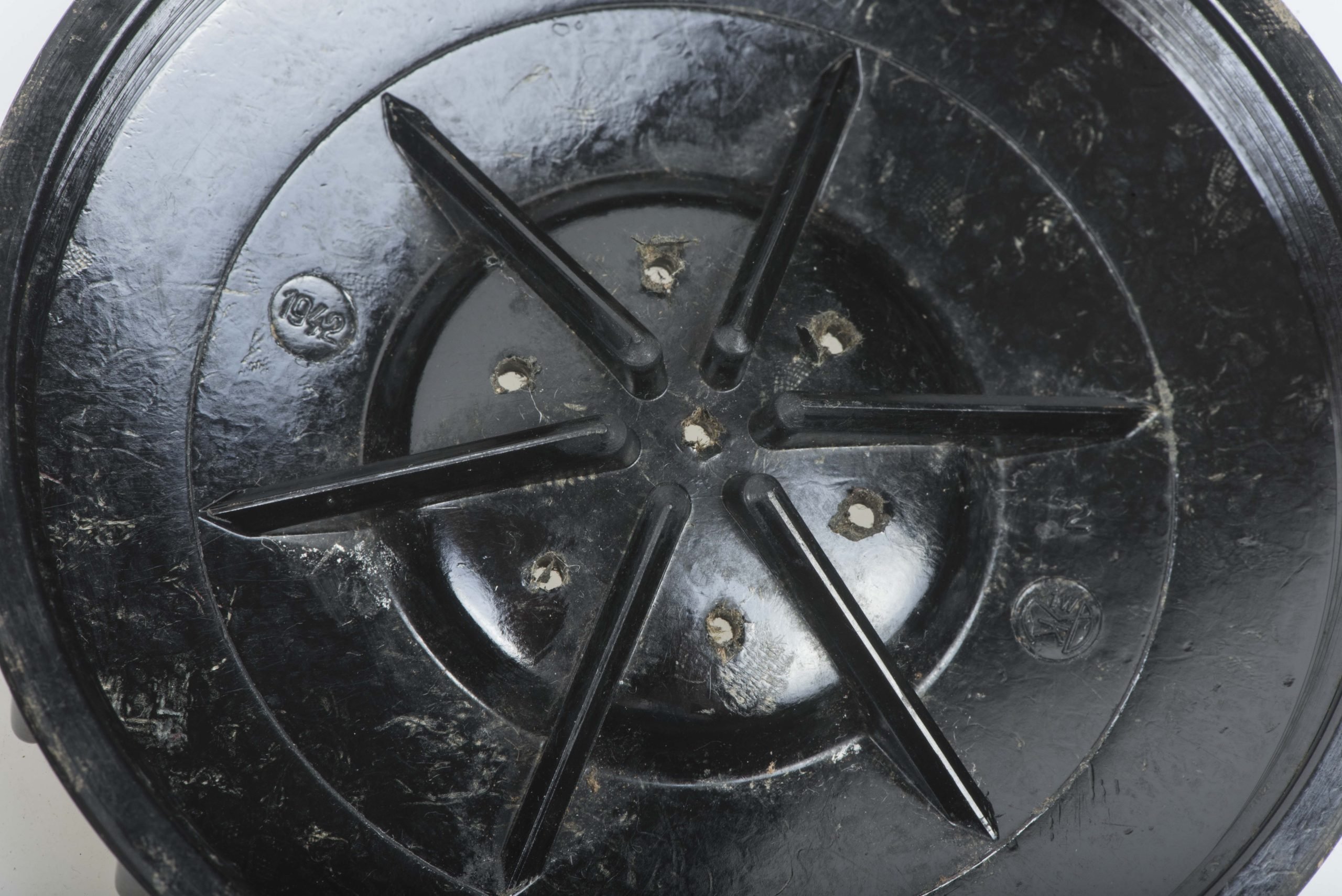 Brown/black dual tone bakelite salt container marked 1W/K 1942 — image 6