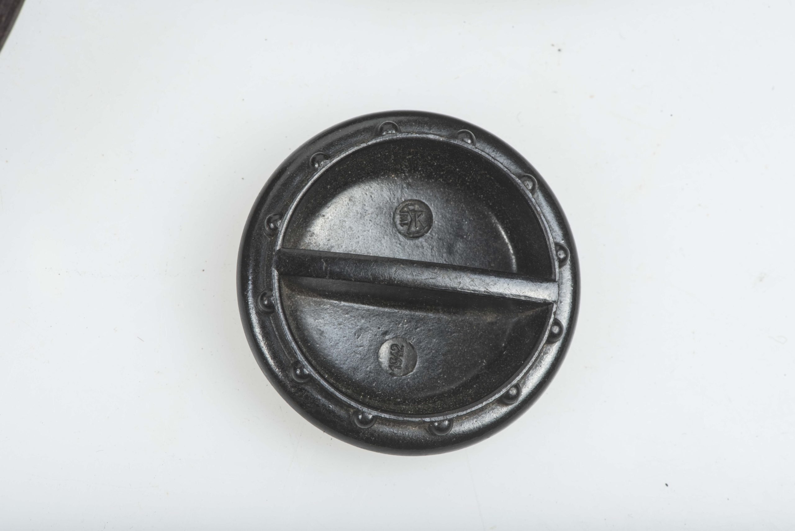 Brown/black dual tone bakelite salt container marked 1W/K 1942 — image 7