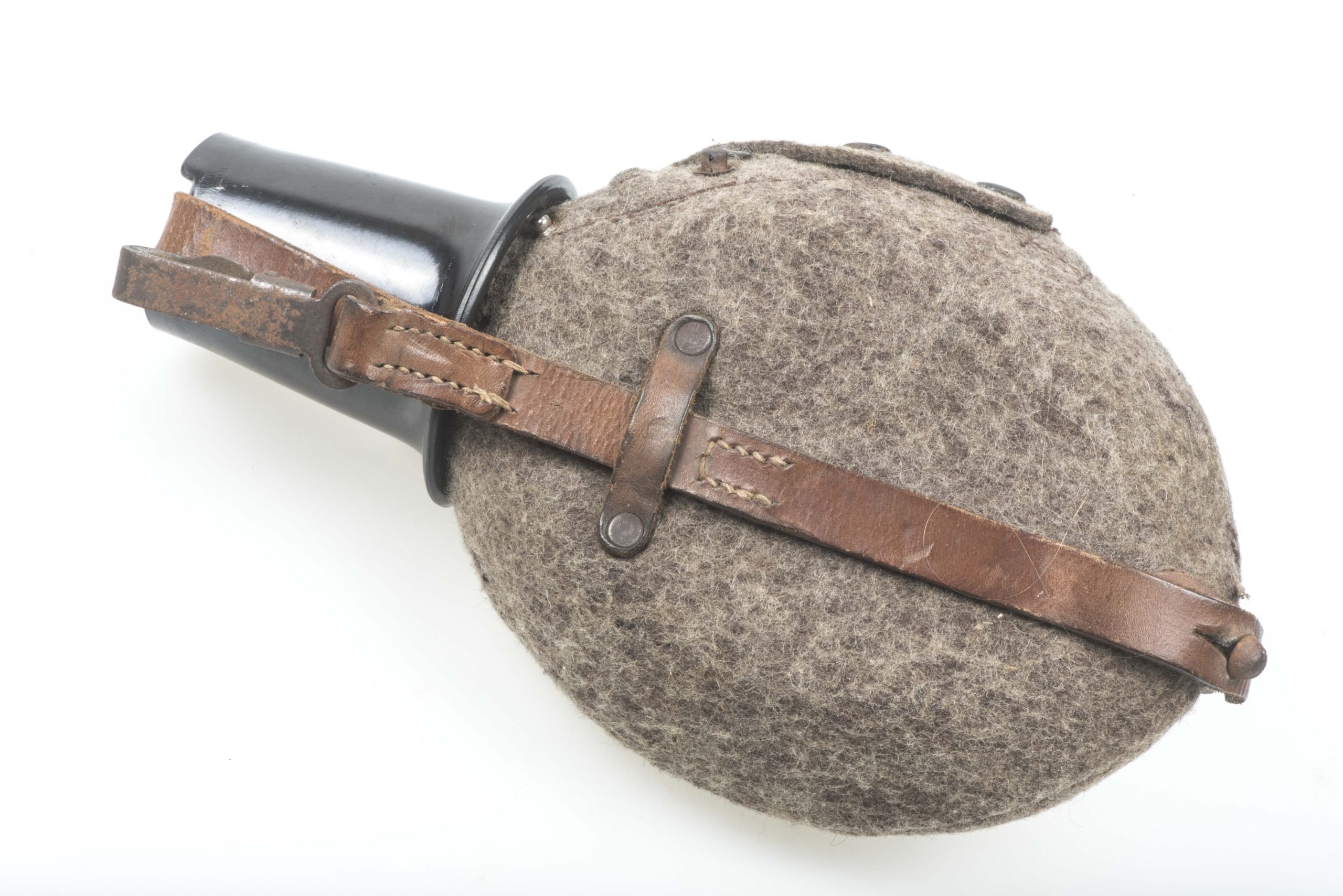 M42 canteen with riveted cover with rare 'de Woerd' press studs — image 2