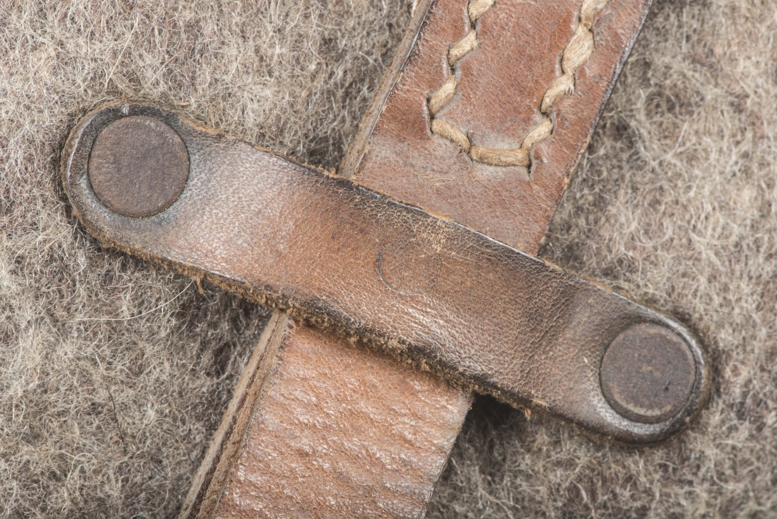 M42 canteen with riveted cover with rare 'de Woerd' press studs — image 3