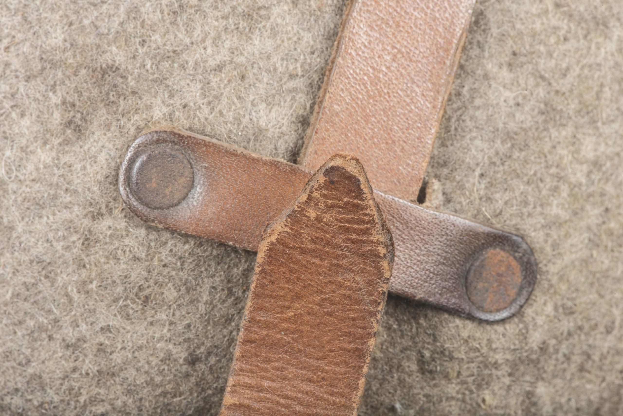 M42 canteen with riveted cover with rare 'de Woerd' press studs — image 4