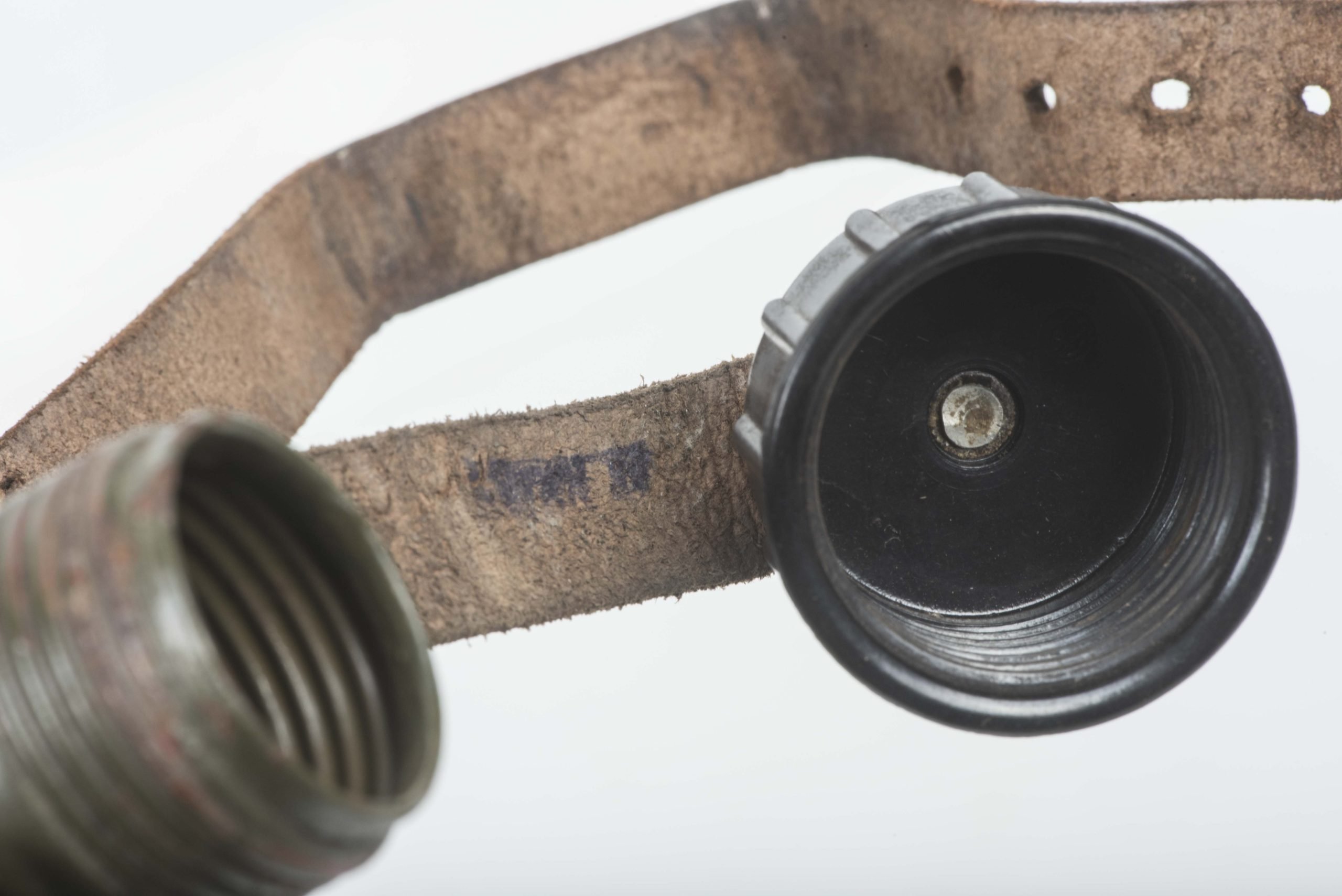 M42 canteen with riveted cover with rare 'de Woerd' press studs — image 8