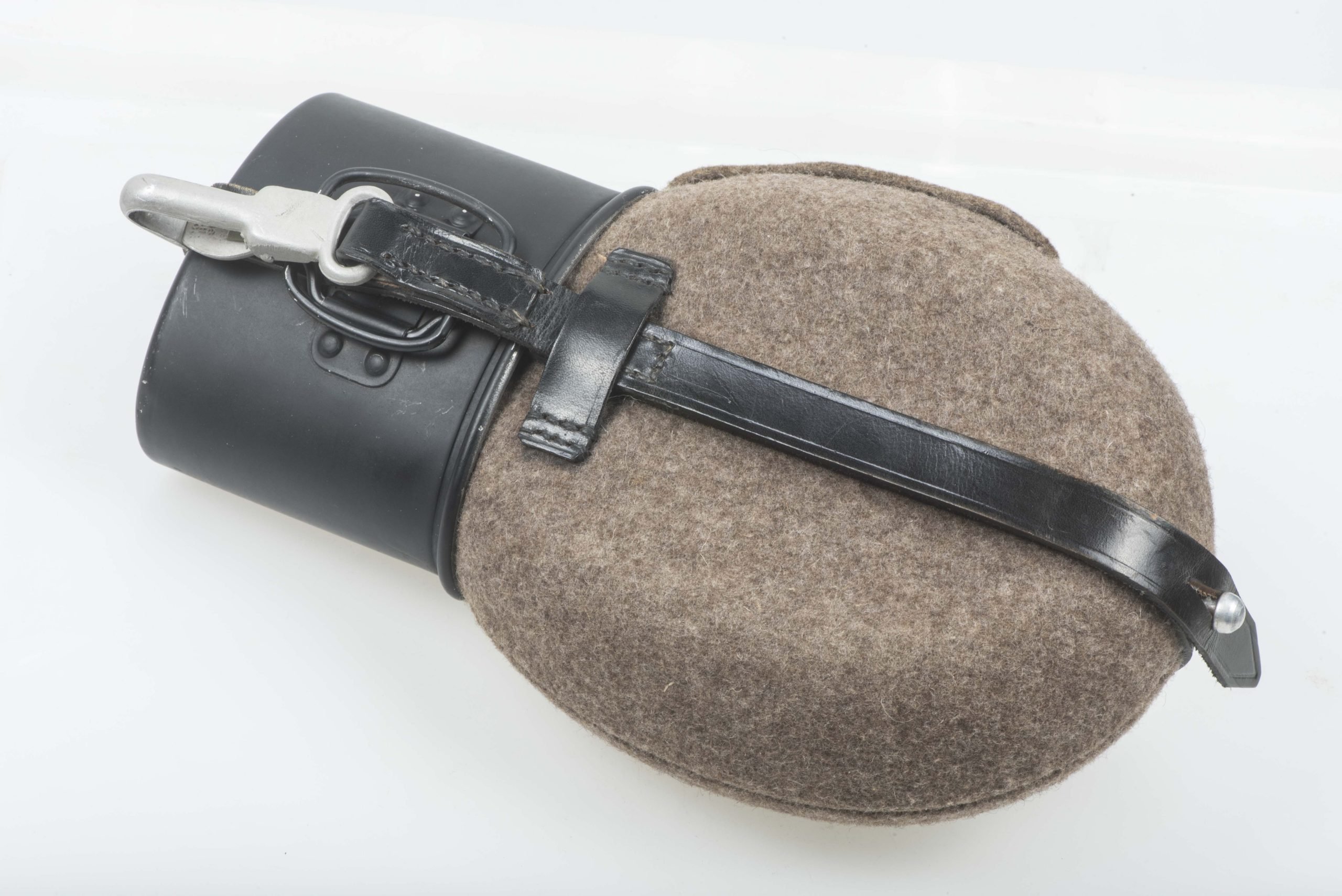 Rare unissued M31 canteen marked M&C 39 in stone mint condition — image 2