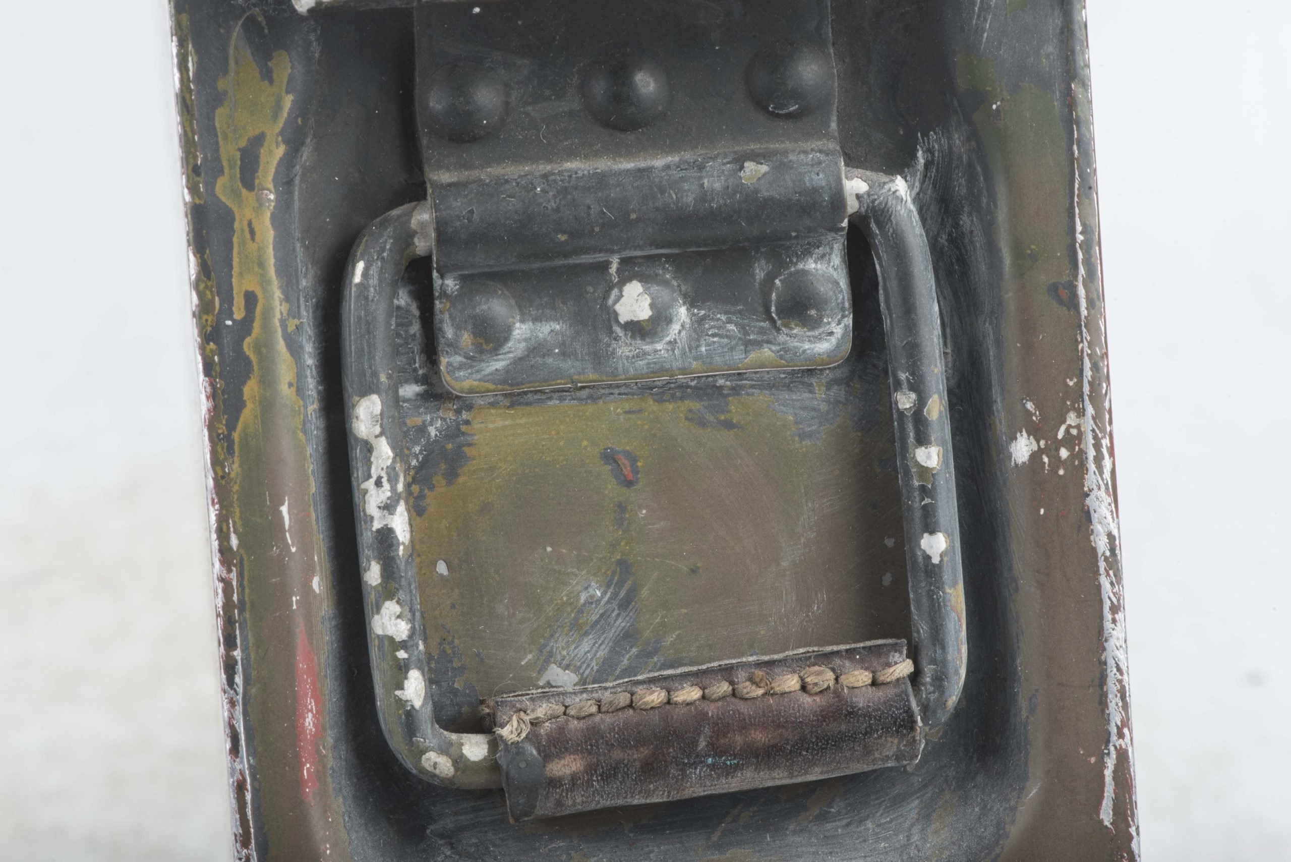 Aluminium MG34 u. MG42 ammunition case in spray painted three-tone camouflage — image 10