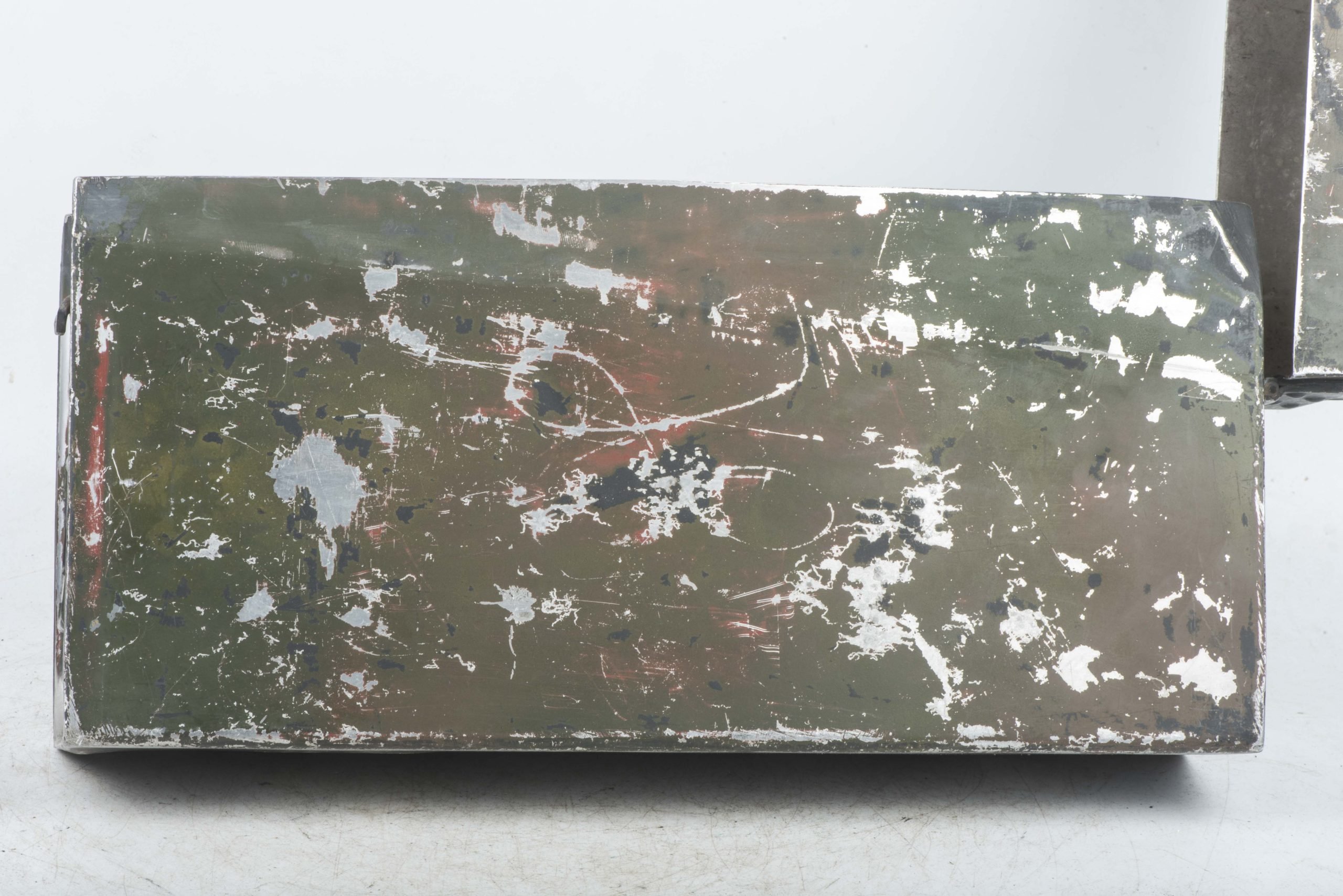 Aluminium MG34 u. MG42 ammunition case in spray painted three-tone camouflage — image 12