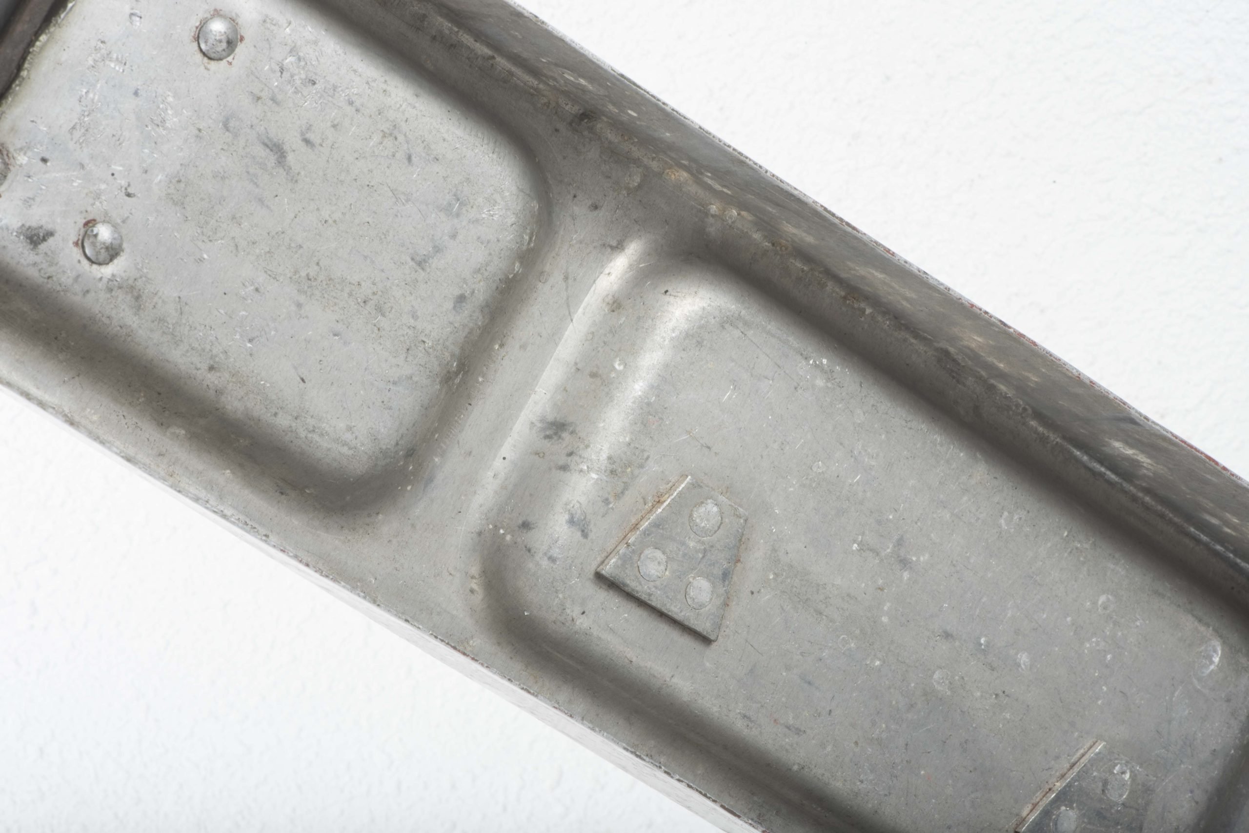 Aluminium MG34 u. MG42 ammunition case in spray painted three-tone camouflage — image 15