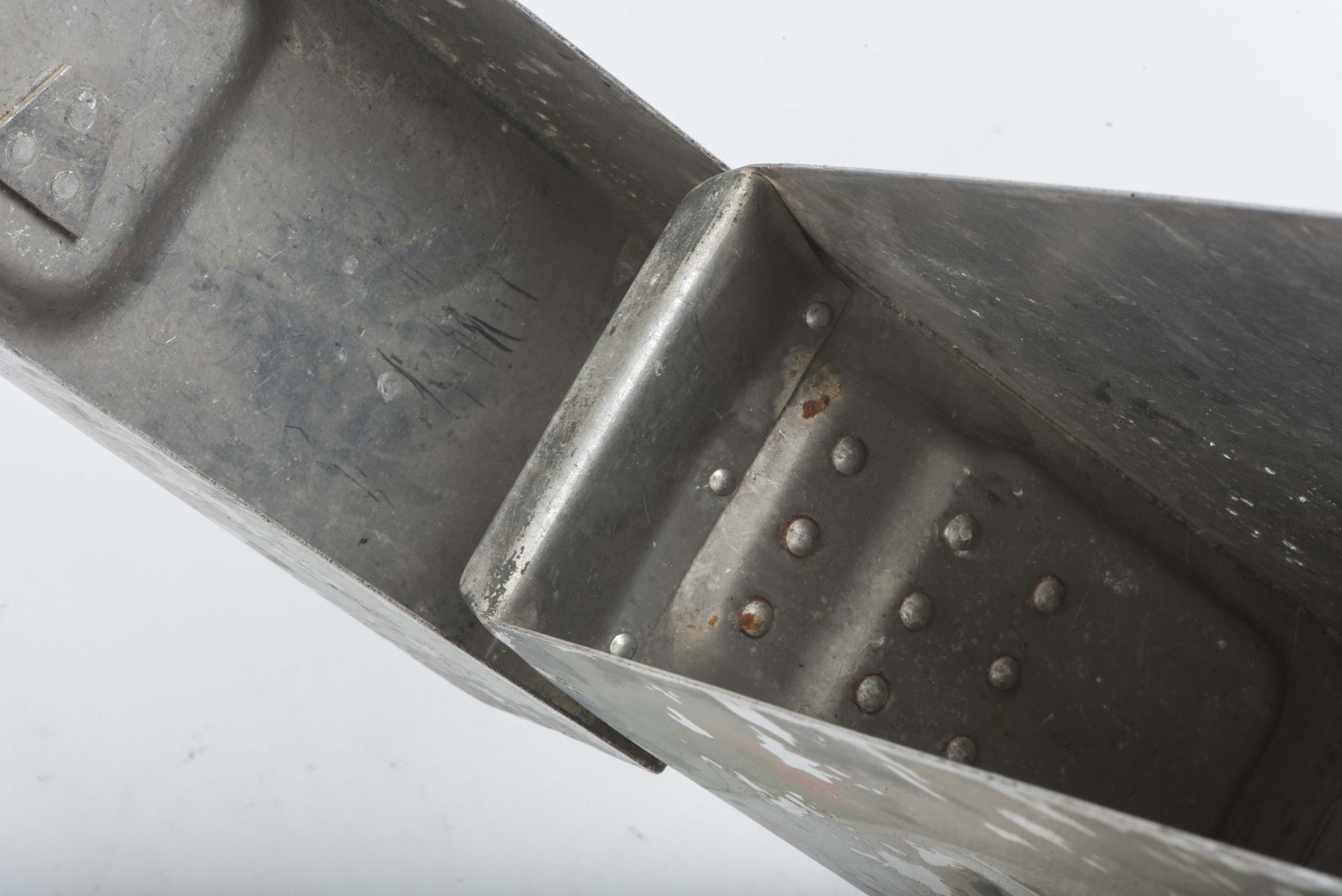 Aluminium MG34 u. MG42 ammunition case in spray painted three-tone camouflage — image 16