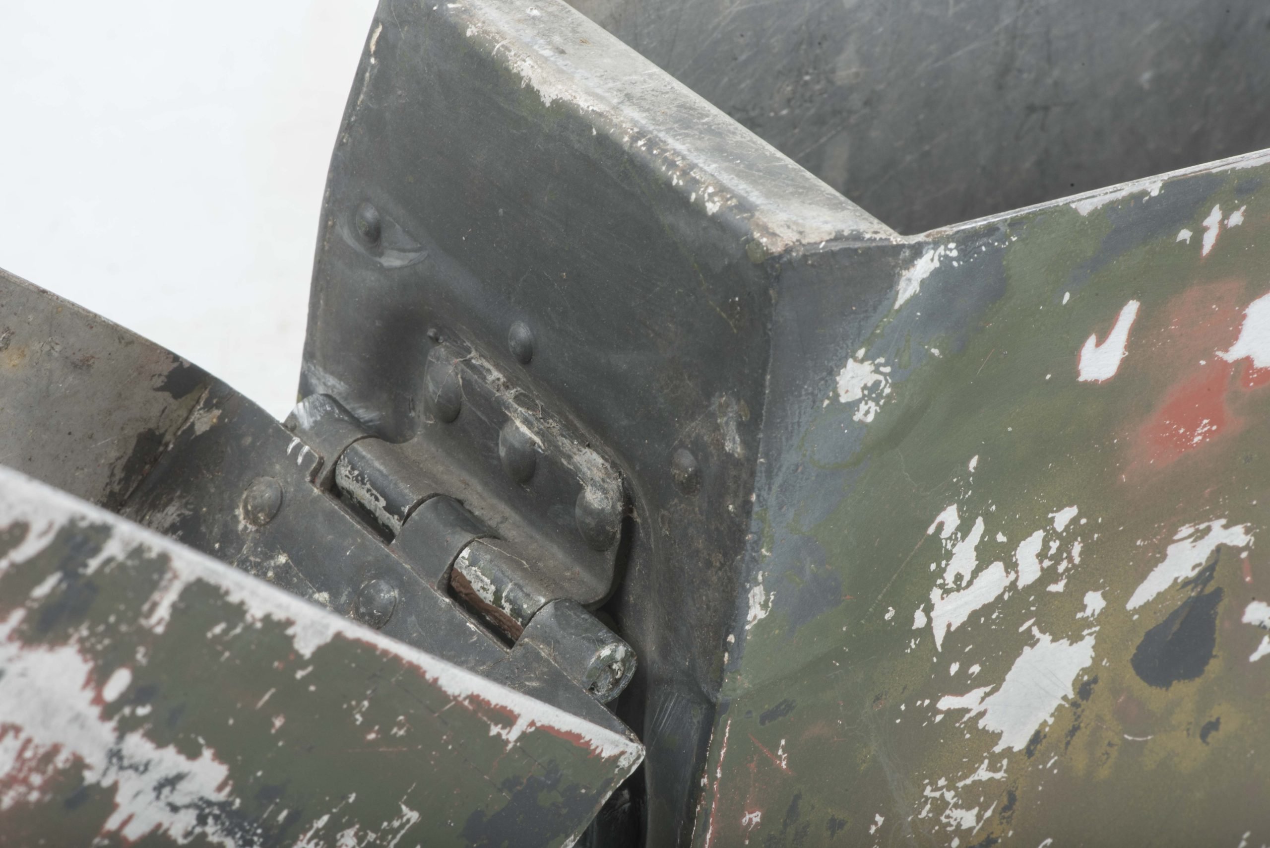 Aluminium MG34 u. MG42 ammunition case in spray painted three-tone camouflage — image 18