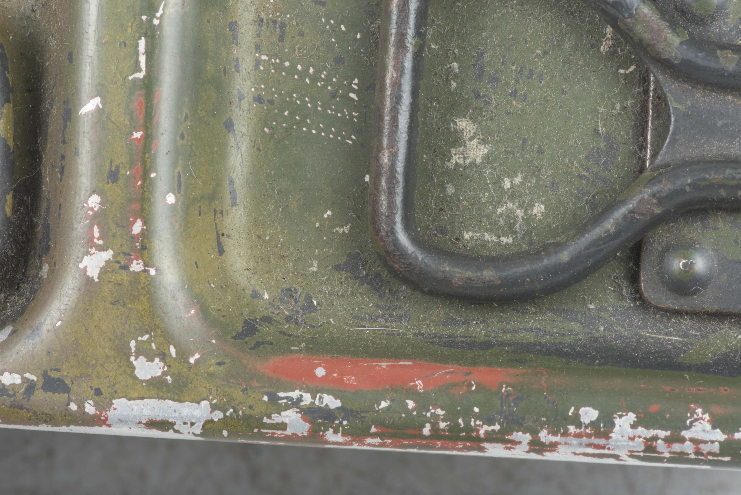 Aluminium MG34 u. MG42 ammunition case in spray painted three-tone camouflage — image 23