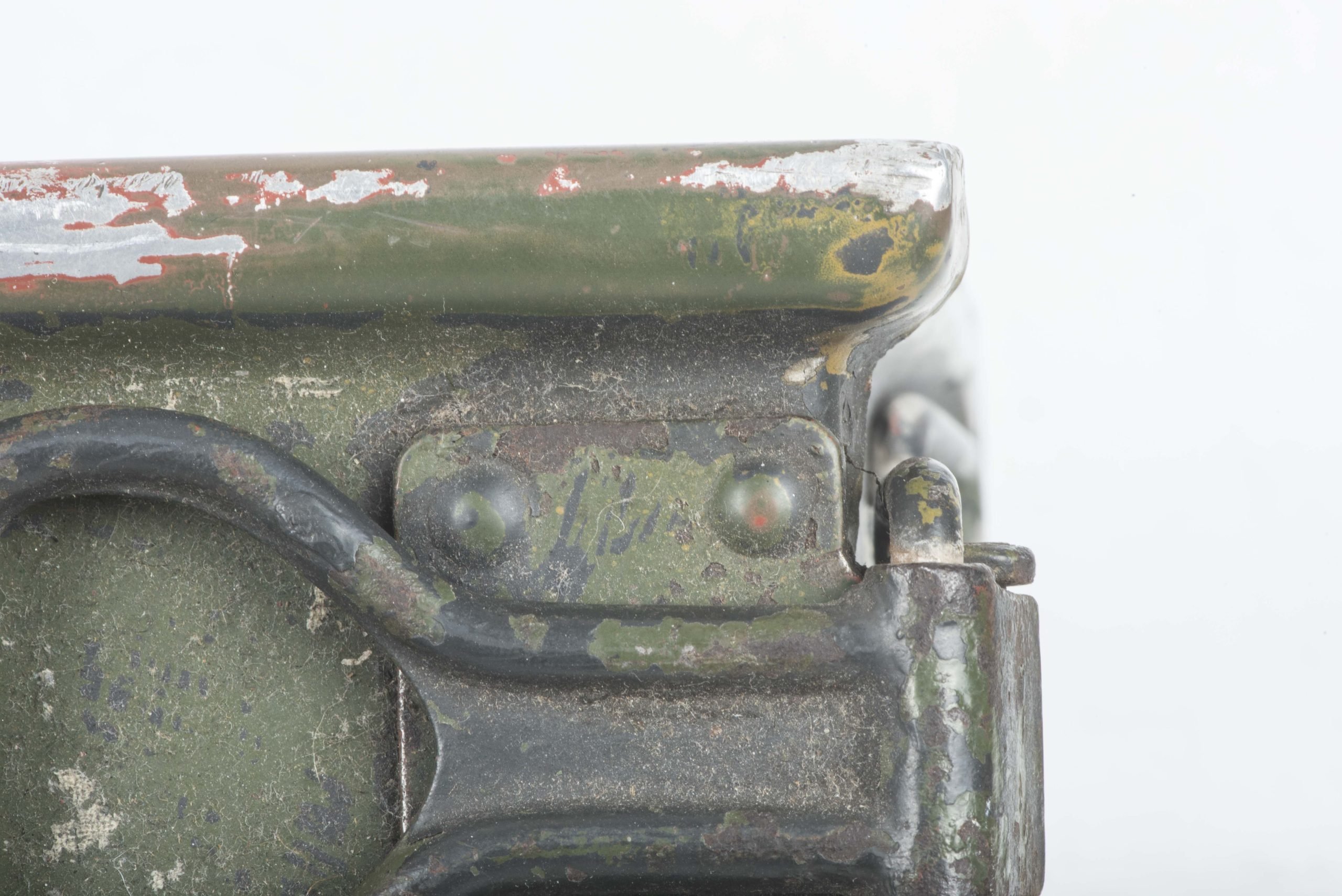 Aluminium MG34 u. MG42 ammunition case in spray painted three-tone camouflage — image 24