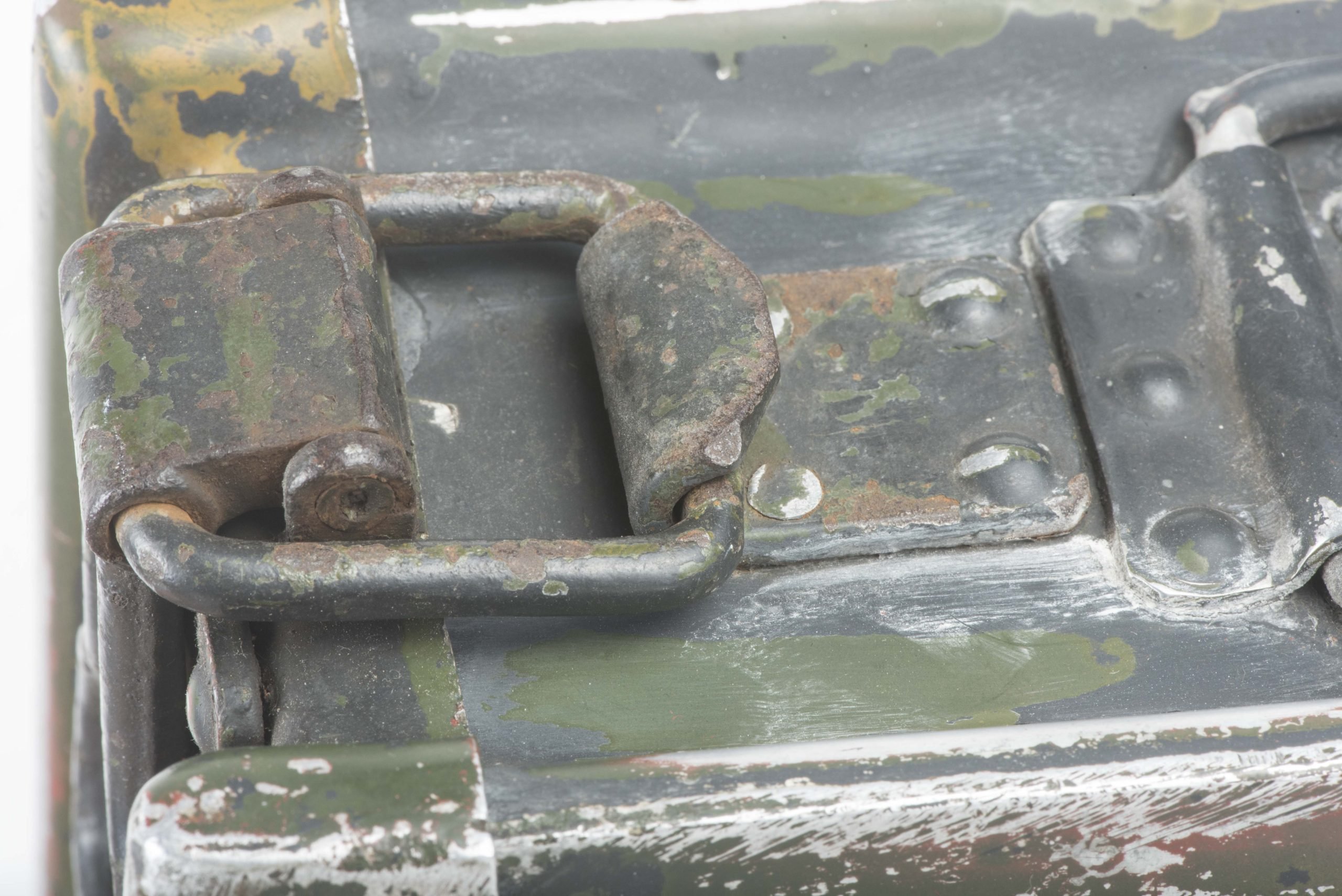 Aluminium MG34 u. MG42 ammunition case in spray painted three-tone camouflage — image 25