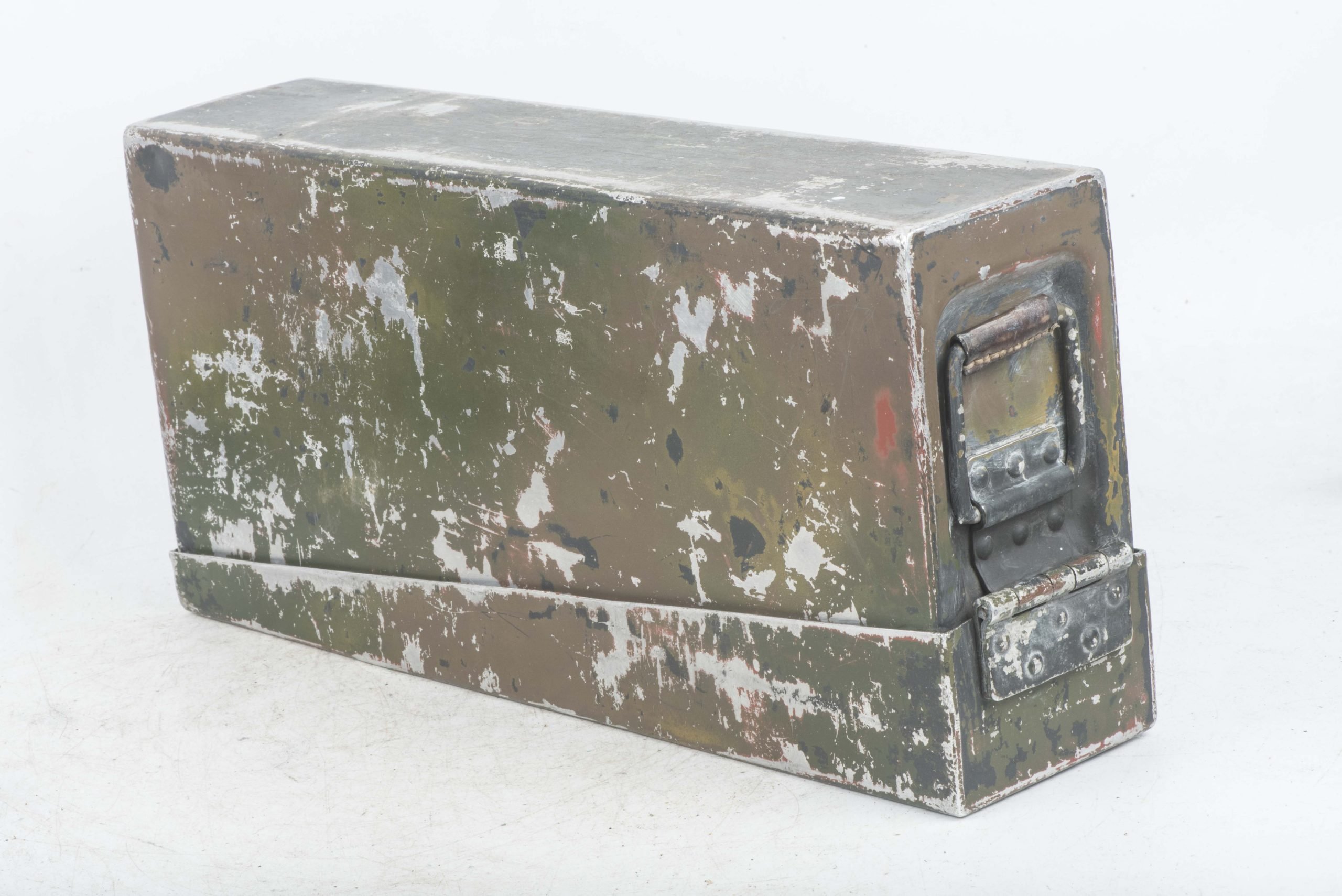 Aluminium MG34 u. MG42 ammunition case in spray painted three-tone camouflage — image 3