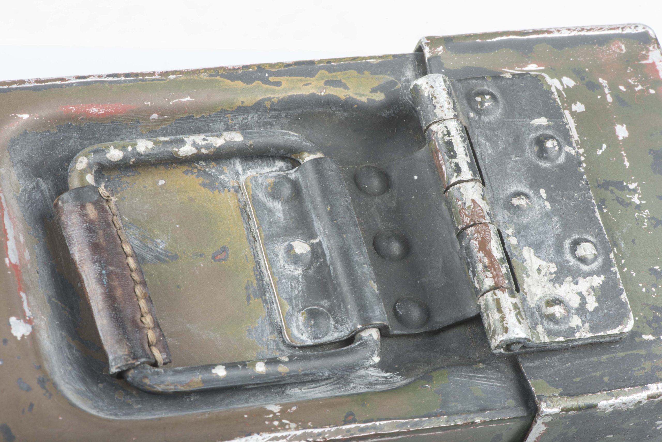 Aluminium MG34 u. MG42 ammunition case in spray painted three-tone camouflage — image 4