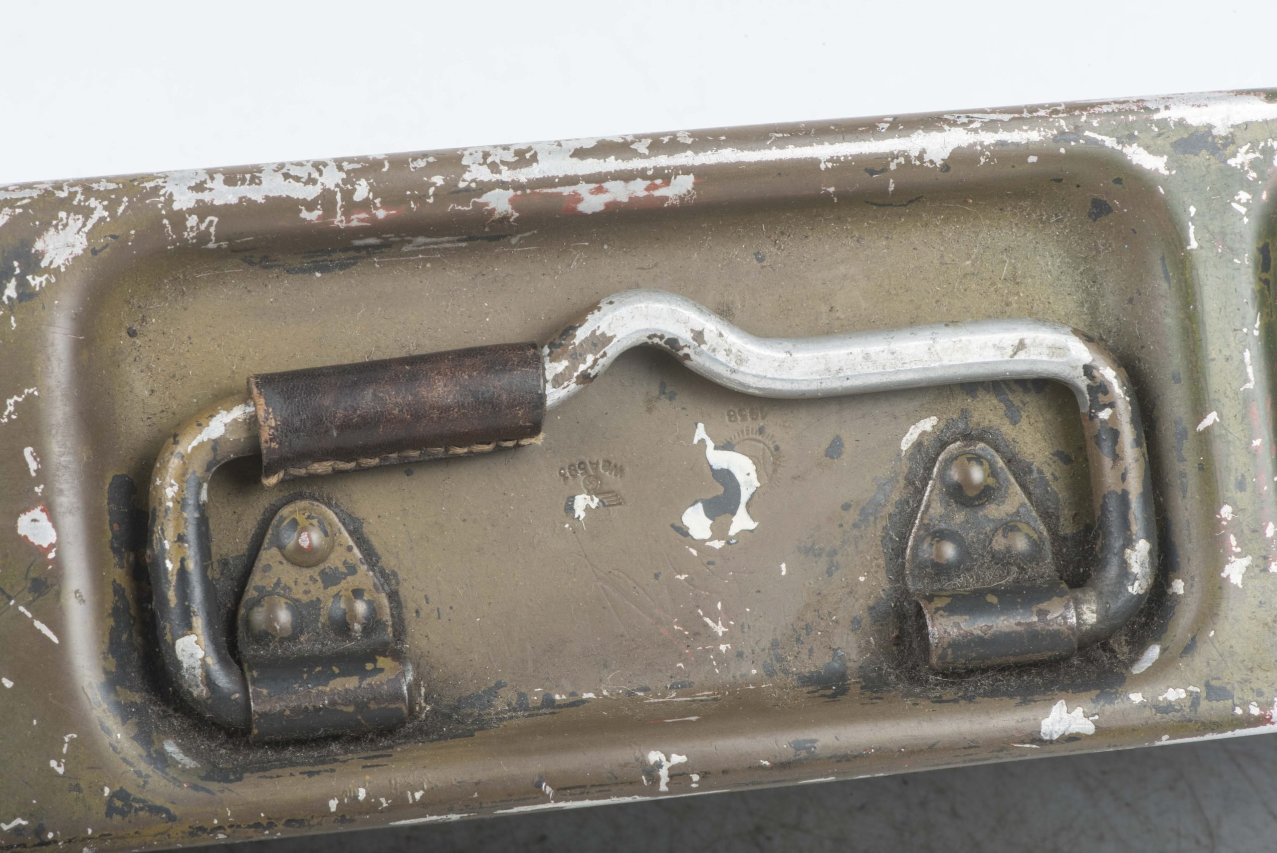 Aluminium MG34 u. MG42 ammunition case in spray painted three-tone camouflage — image 5