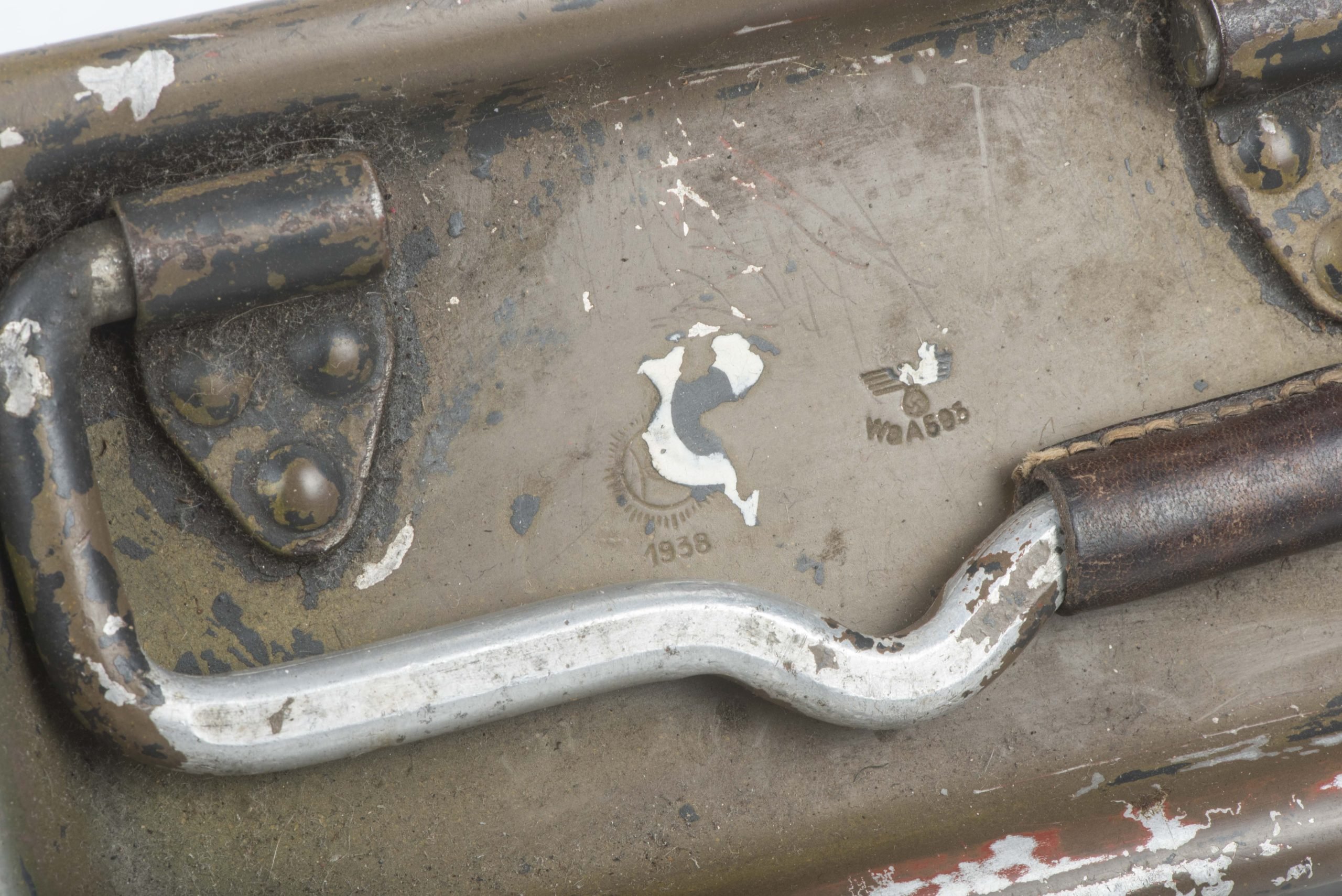 Aluminium MG34 u. MG42 ammunition case in spray painted three-tone camouflage — image 6