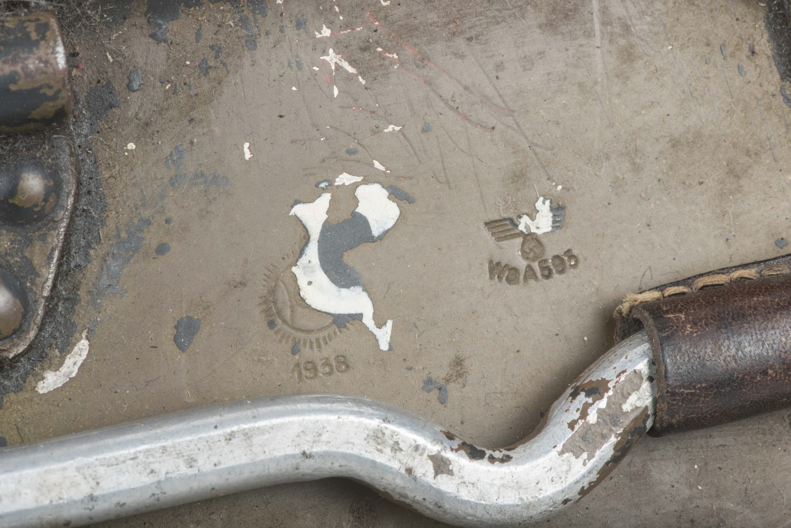 Aluminium MG34 u. MG42 ammunition case in spray painted three-tone camouflage — image 7