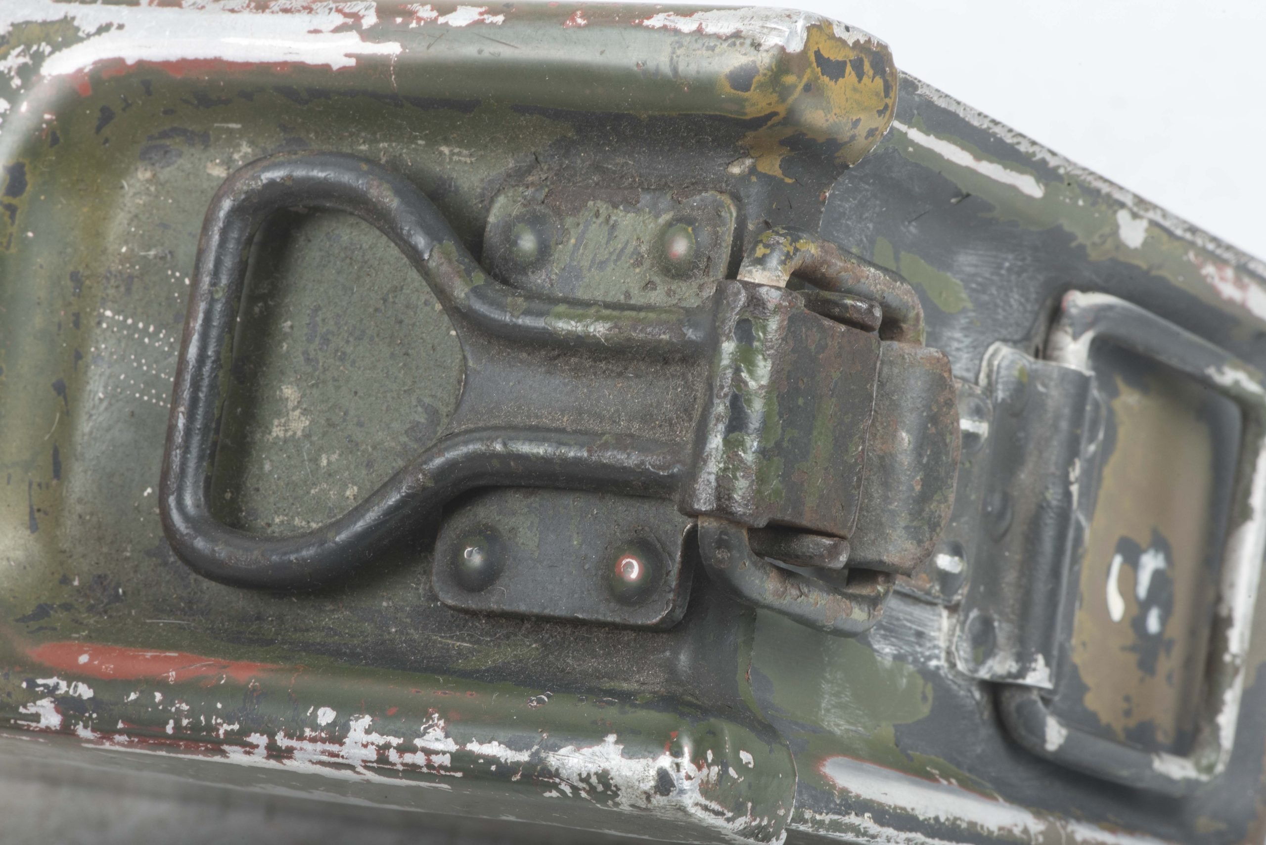 Aluminium MG34 u. MG42 ammunition case in spray painted three-tone camouflage — image 8