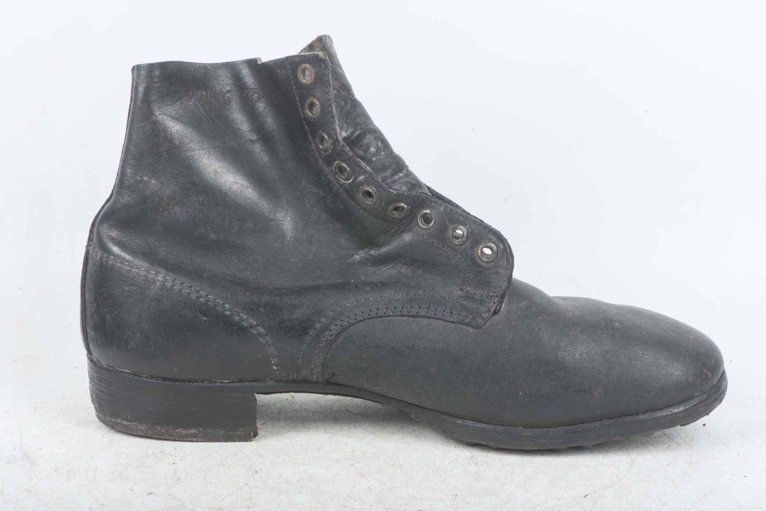 Late war black issue M37 lowboots or Schnürschuhe — image 12