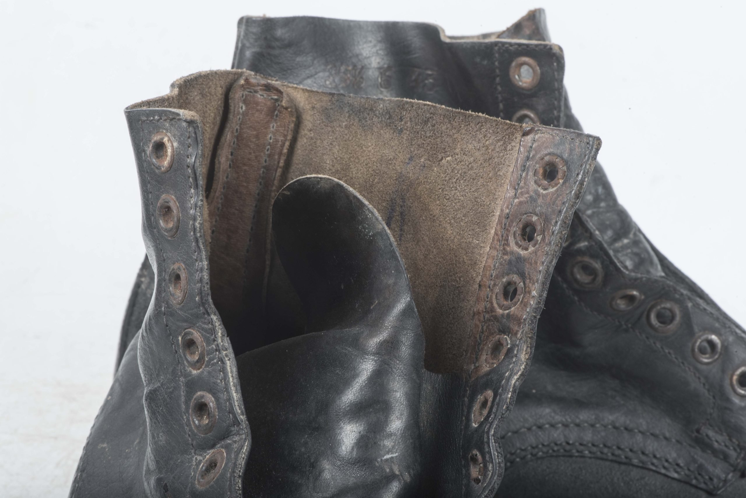 Late war black issue M37 lowboots or Schnürschuhe — image 16
