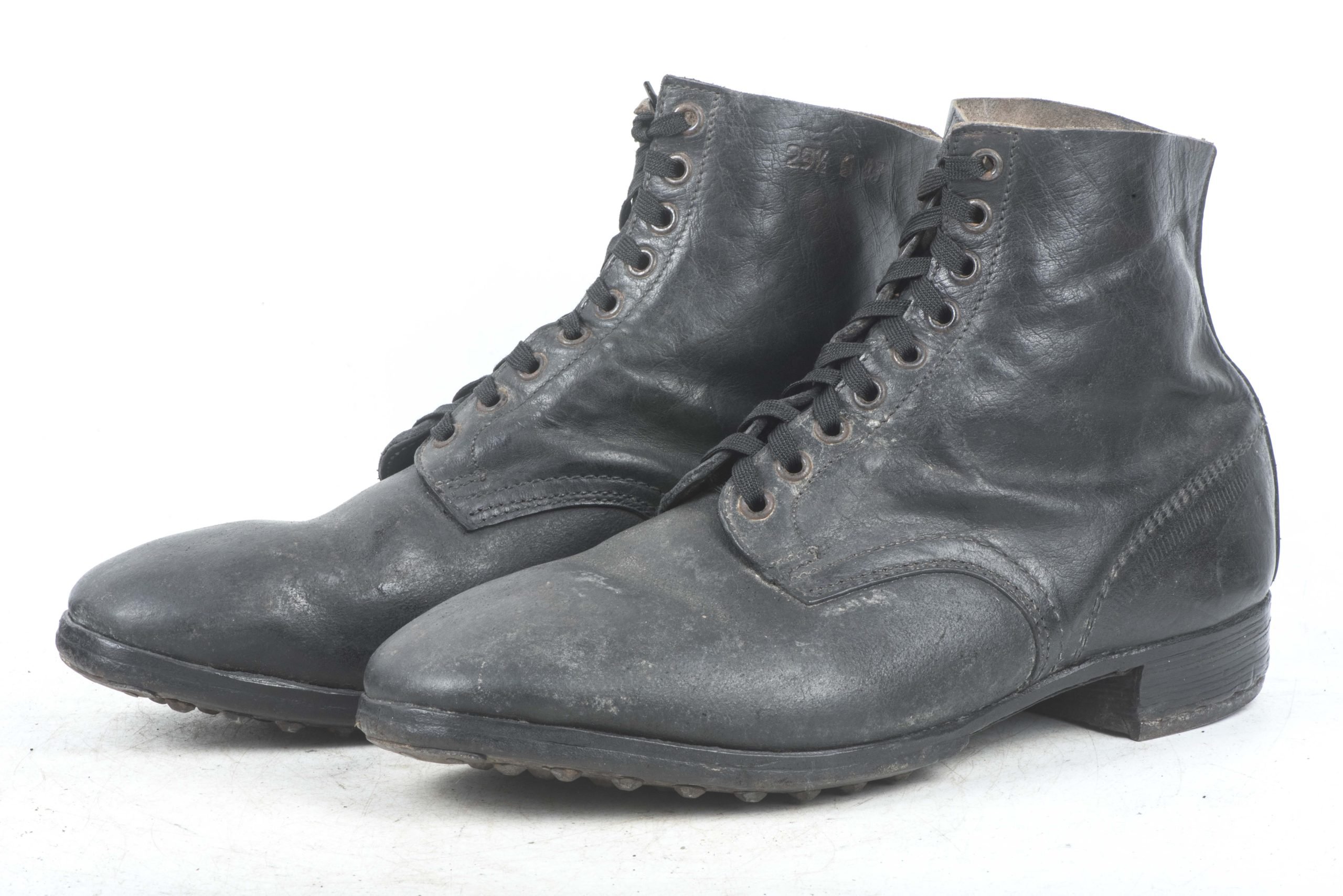 Late war black issue M37 lowboots or Schnürschuhe — image 2
