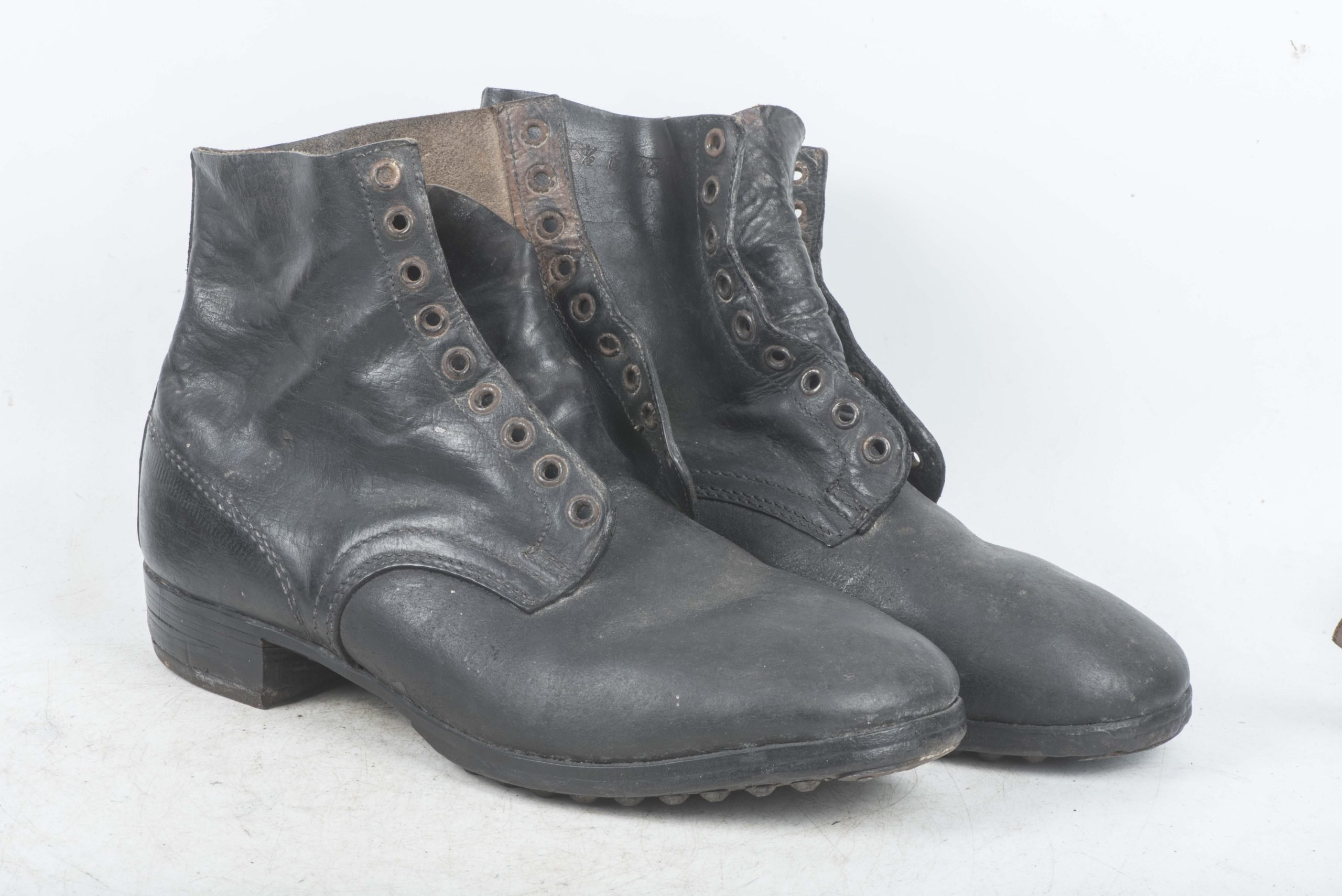 Late war black issue M37 lowboots or Schnürschuhe — image 3
