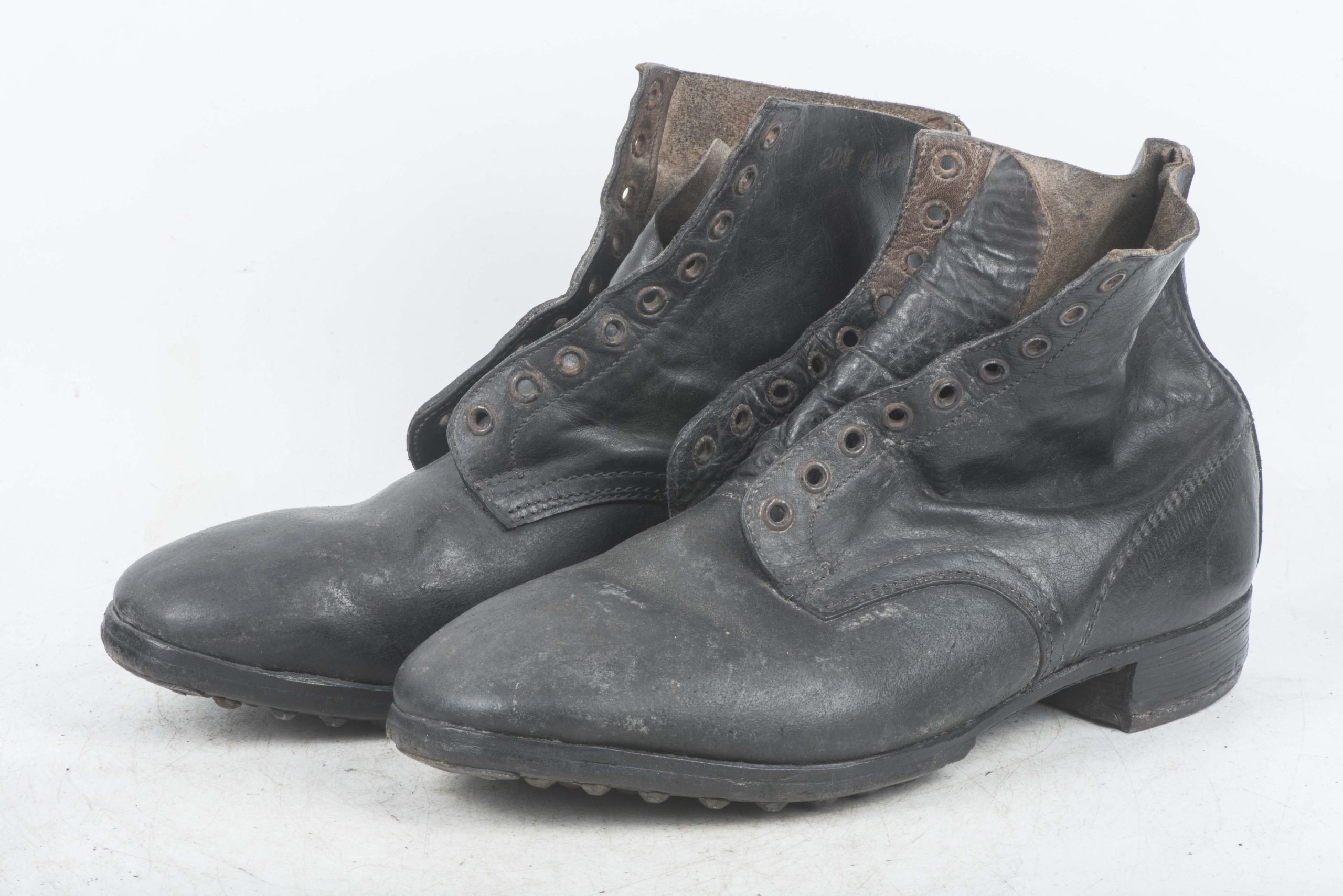 Late war black issue M37 lowboots or Schnürschuhe — image 5