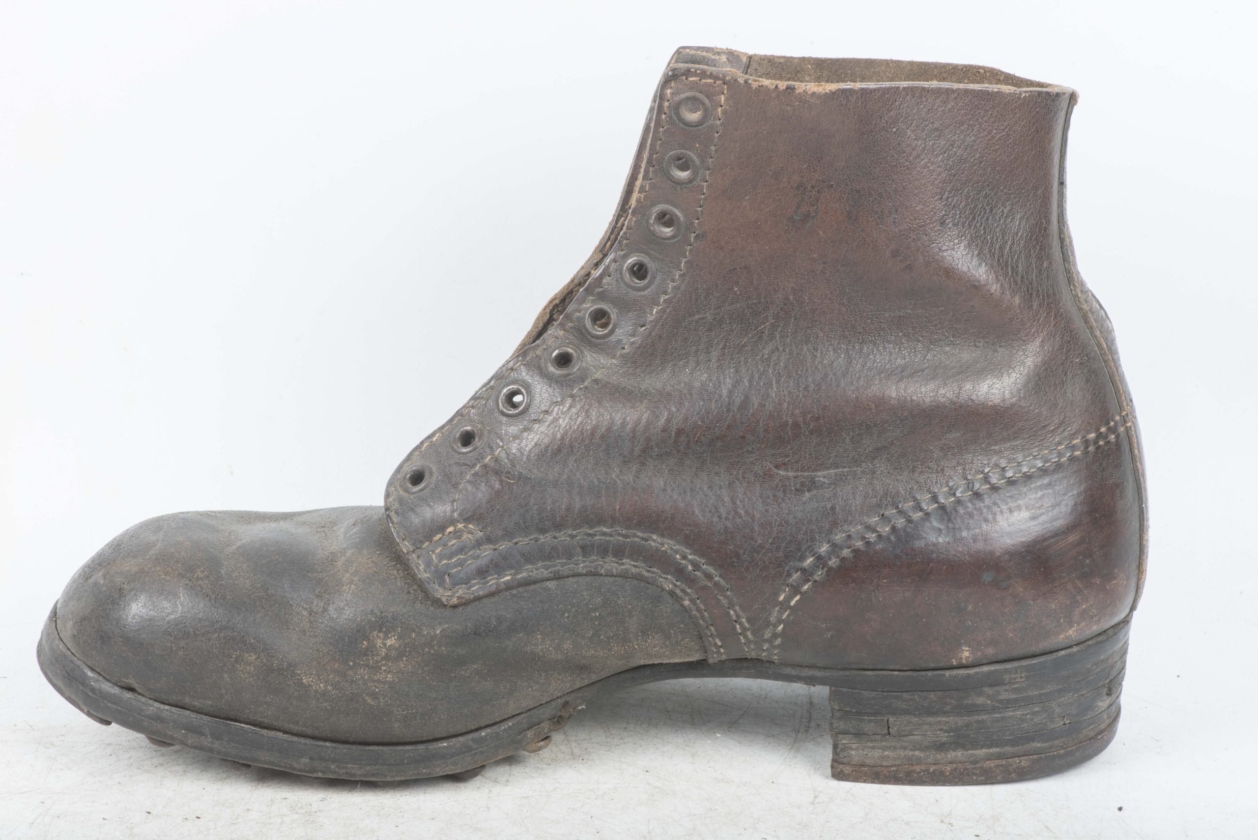 Late war brown issue M37 lowboots or Schnürschuhe — image 11